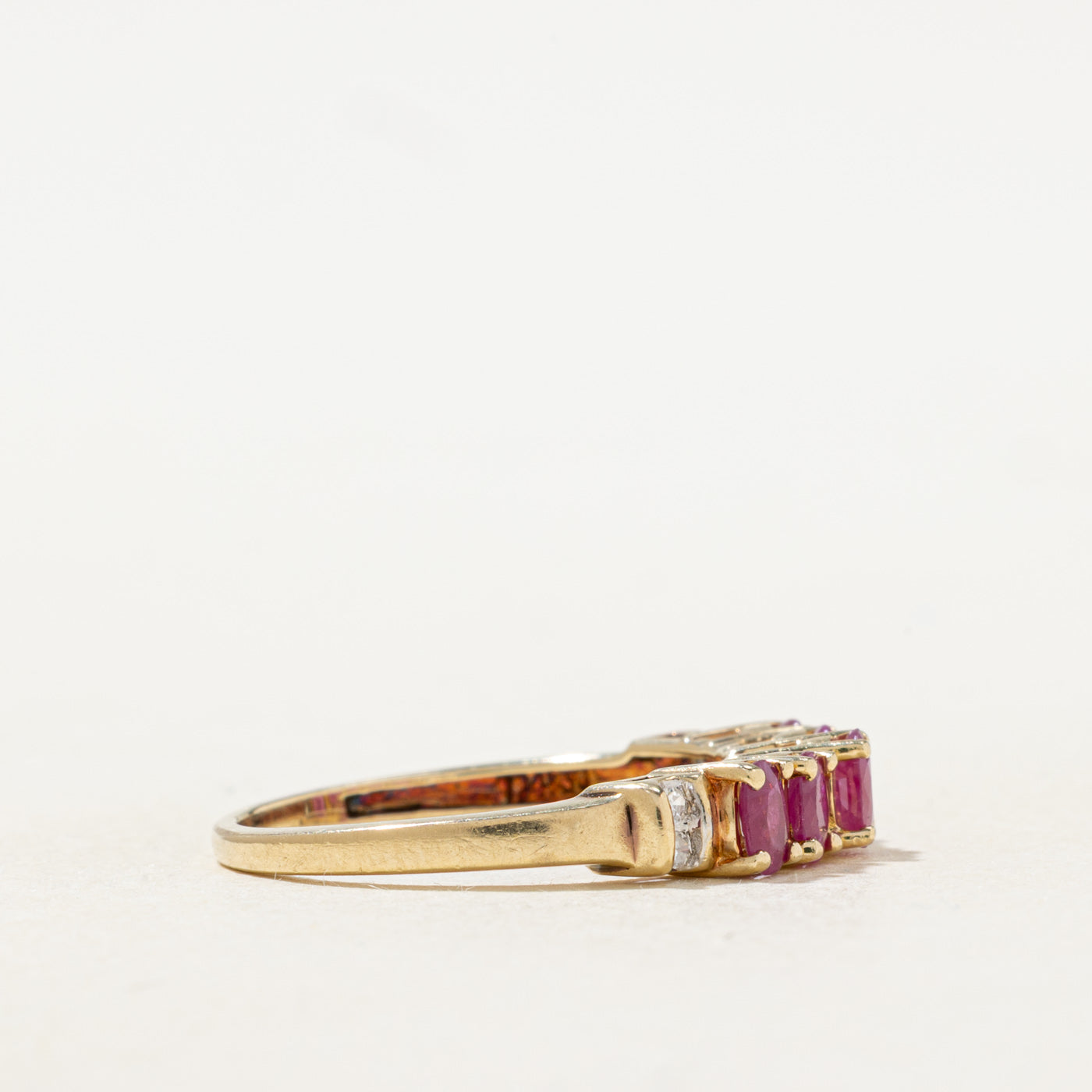 Bague cinq pierres rubis et diamants | 0,80 ct, 0,04 ct | Taille 7