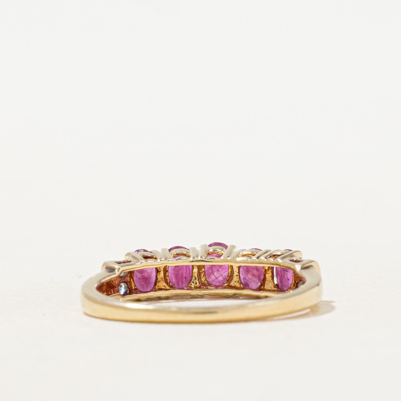 Bague cinq pierres rubis et diamants | 0,80 ct, 0,04 ct | Taille 7
