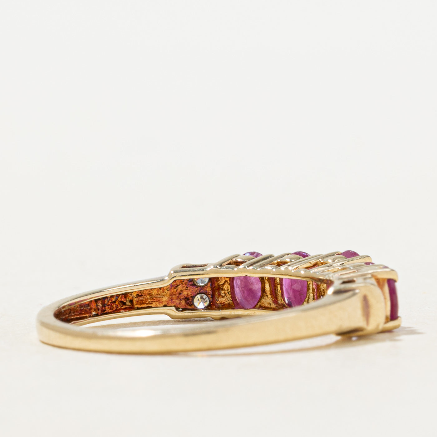 Bague cinq pierres rubis et diamants | 0,80 ct, 0,04 ct | Taille 7