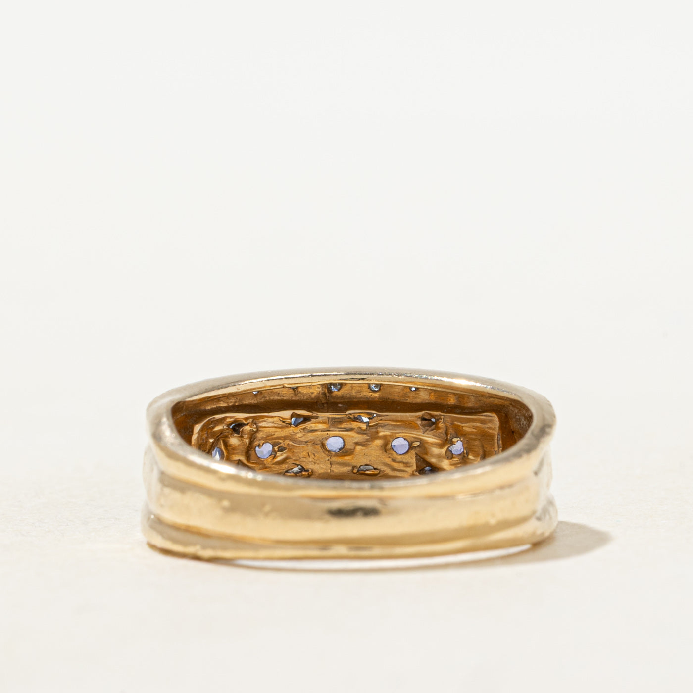 Bague cannelée sertie de cinq tanzanites et de diamants | 0,60 ct et 0,07 ct au total | Taille 5,25