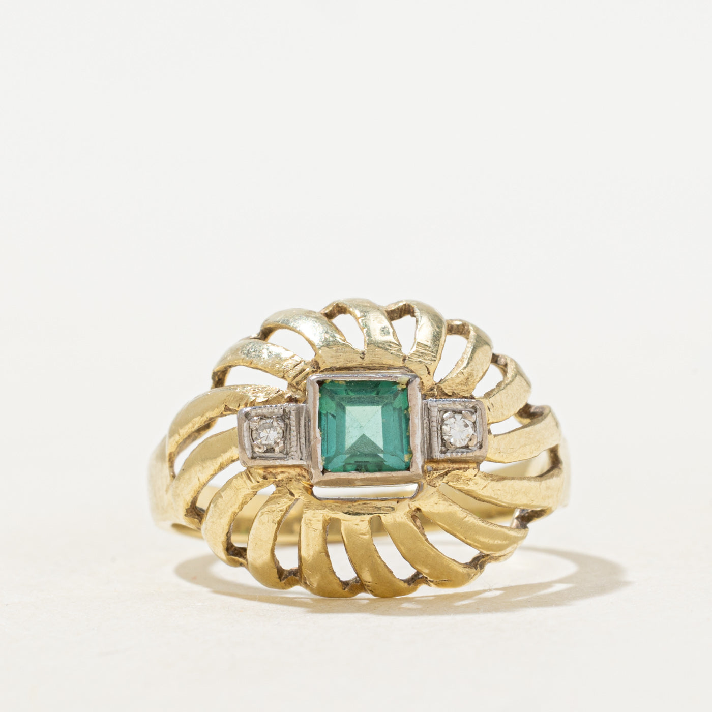 Bague ajourée en forme de dôme, ornée d'émeraudes et de diamants | 0,20 ct, 0,01 ct au total | Taille 6,75