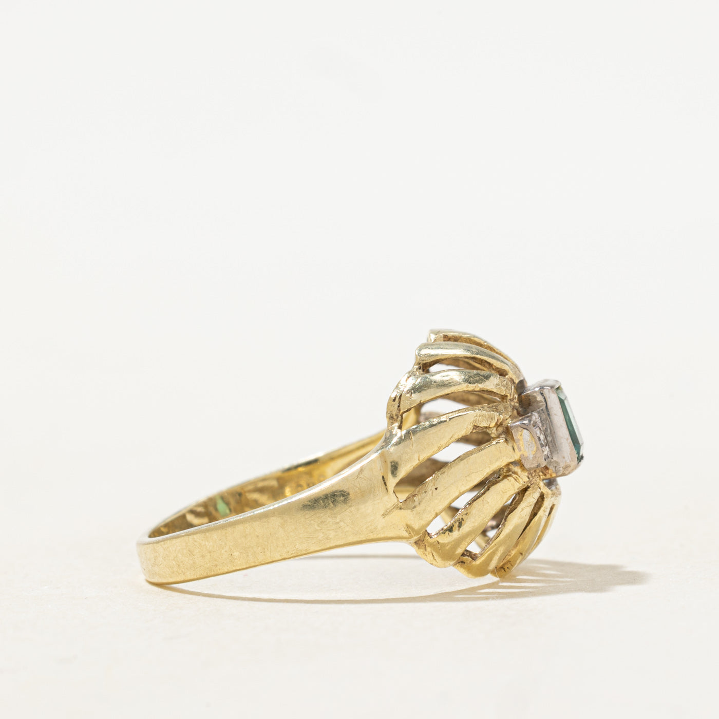 Bague ajourée en forme de dôme, ornée d'émeraudes et de diamants | 0,20 ct, 0,01 ct au total | Taille 6,75
