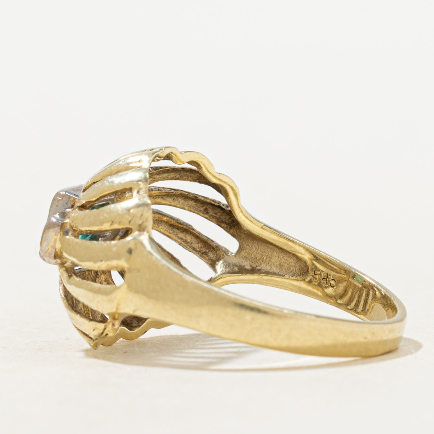 Bague ajourée en forme de dôme, ornée d'émeraudes et de diamants | 0,20 ct, 0,01 ct au total | Taille 6,75