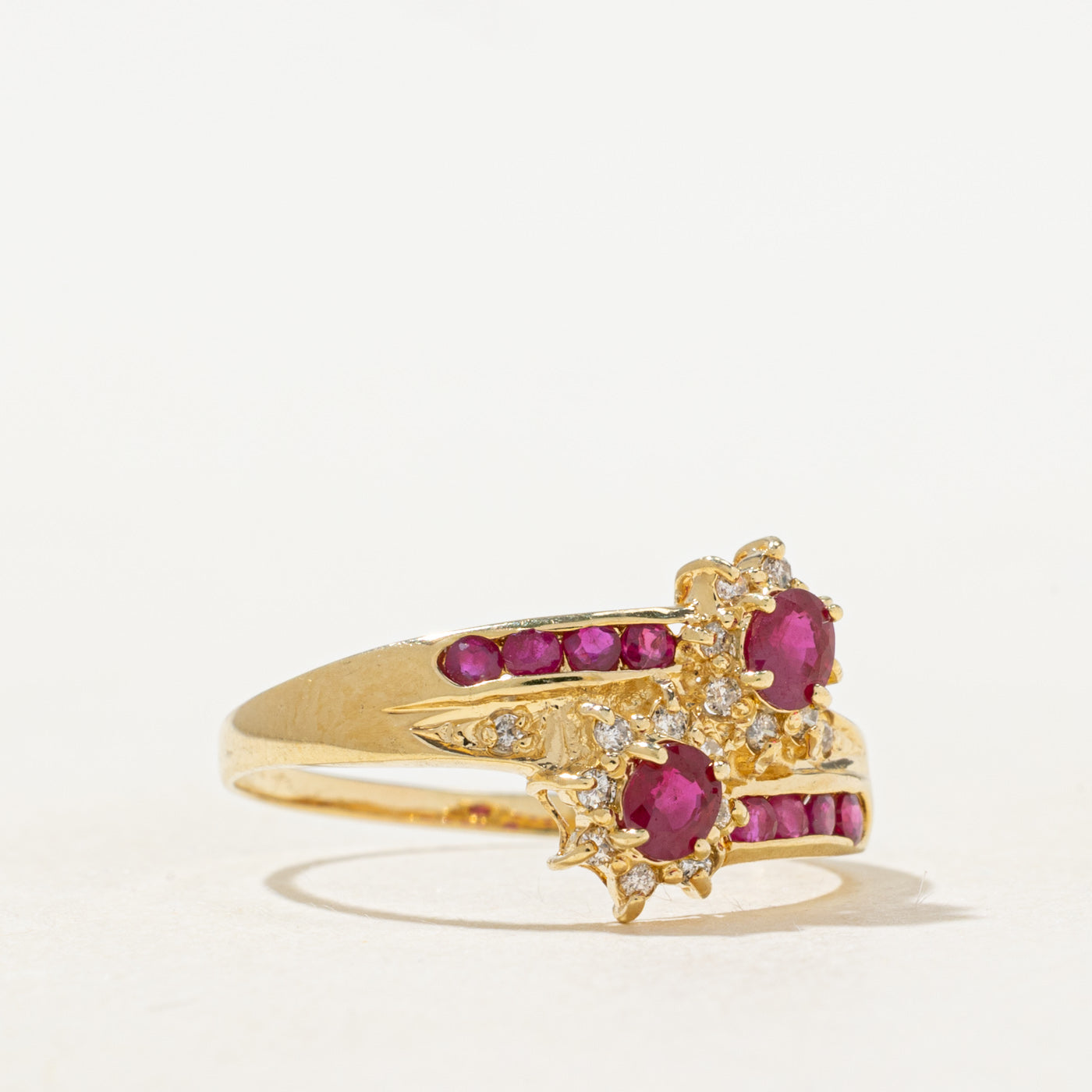 Bague sertie d'un halo de pétales en rubis synthétique et diamants naturels | 0,05 ct, 0,05 ct | Taille 7,25