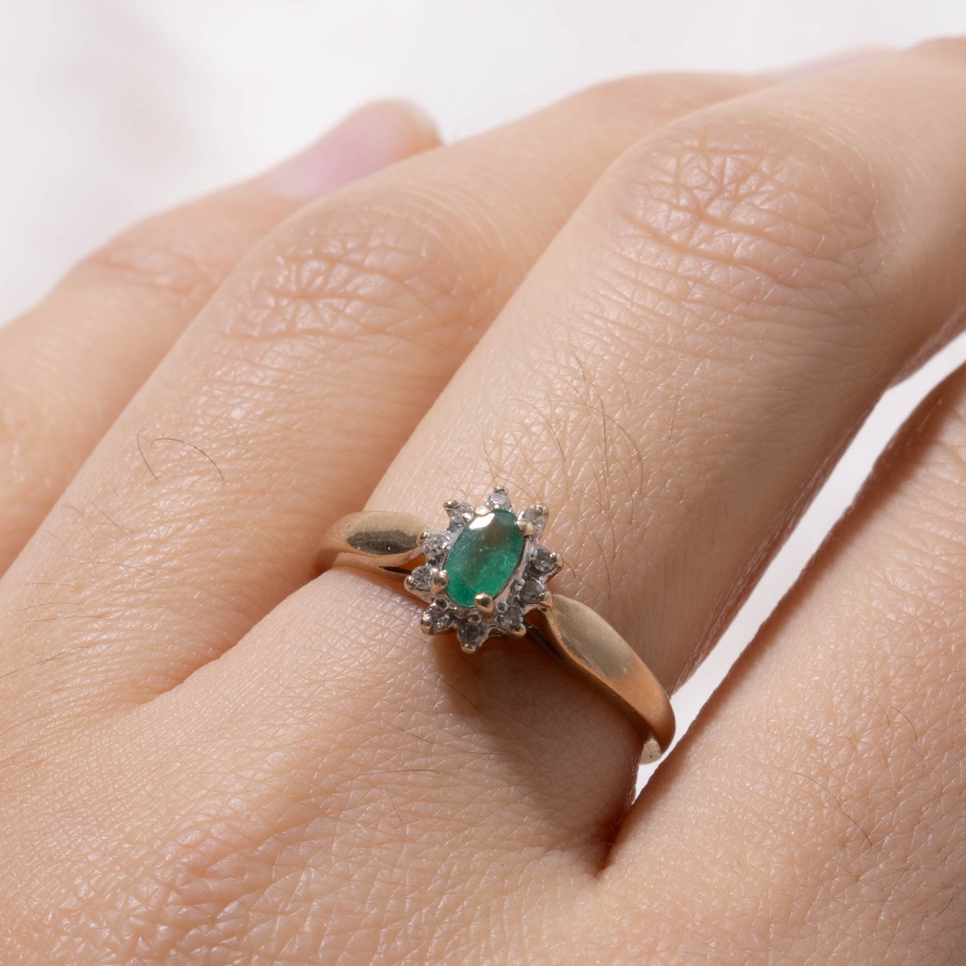 10k Oval Cut Emerald & Diamond Petal Halo Ring | SZ 7