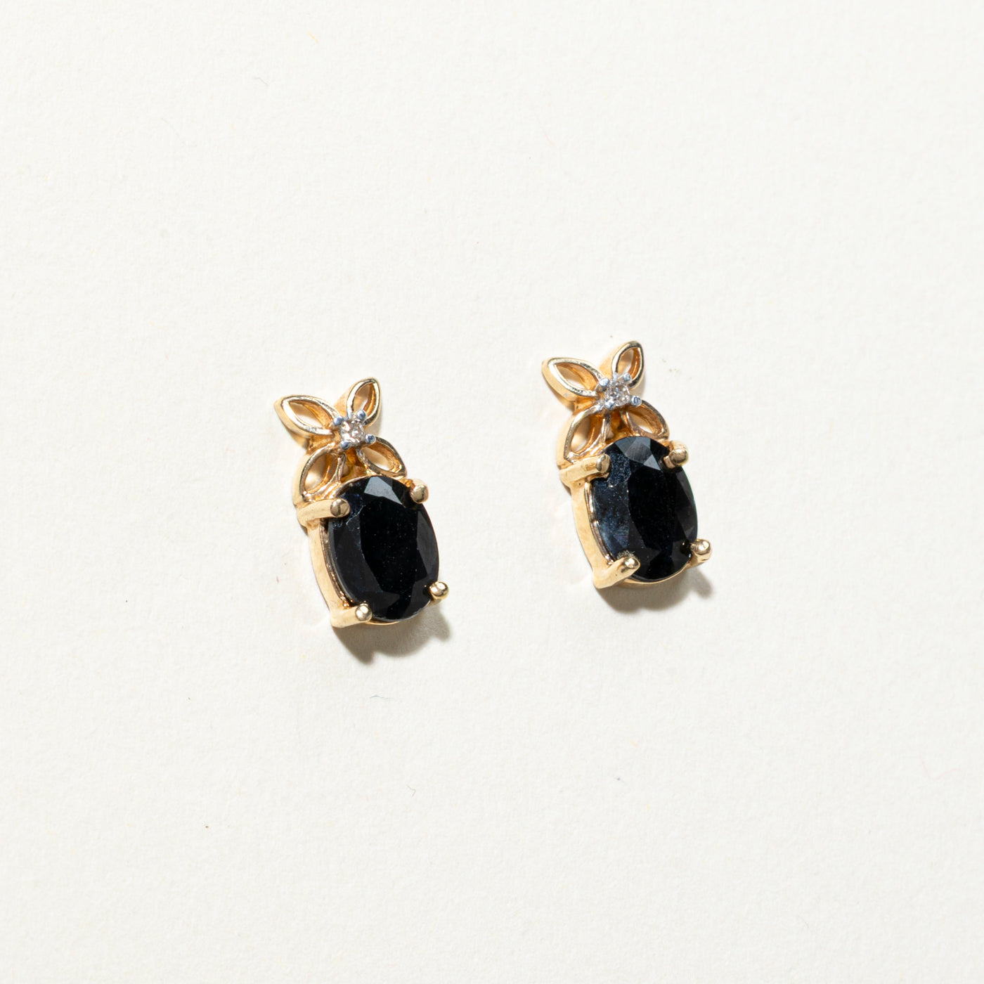 Boucles d'oreilles puces ornées de fleurs en saphir et diamants | 2,40 ct