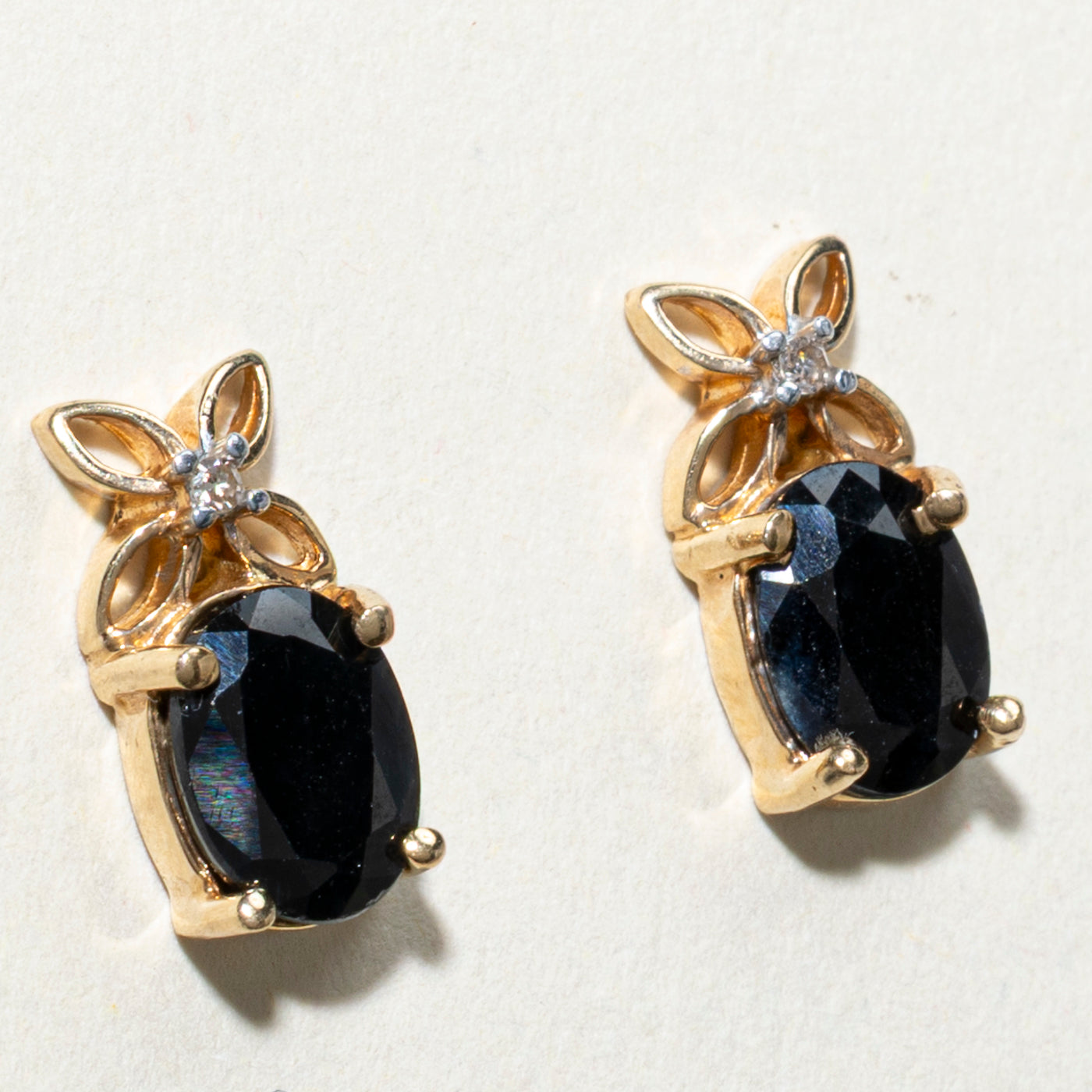 Boucles d'oreilles puces ornées de fleurs en saphir et diamants | 2,40 ct