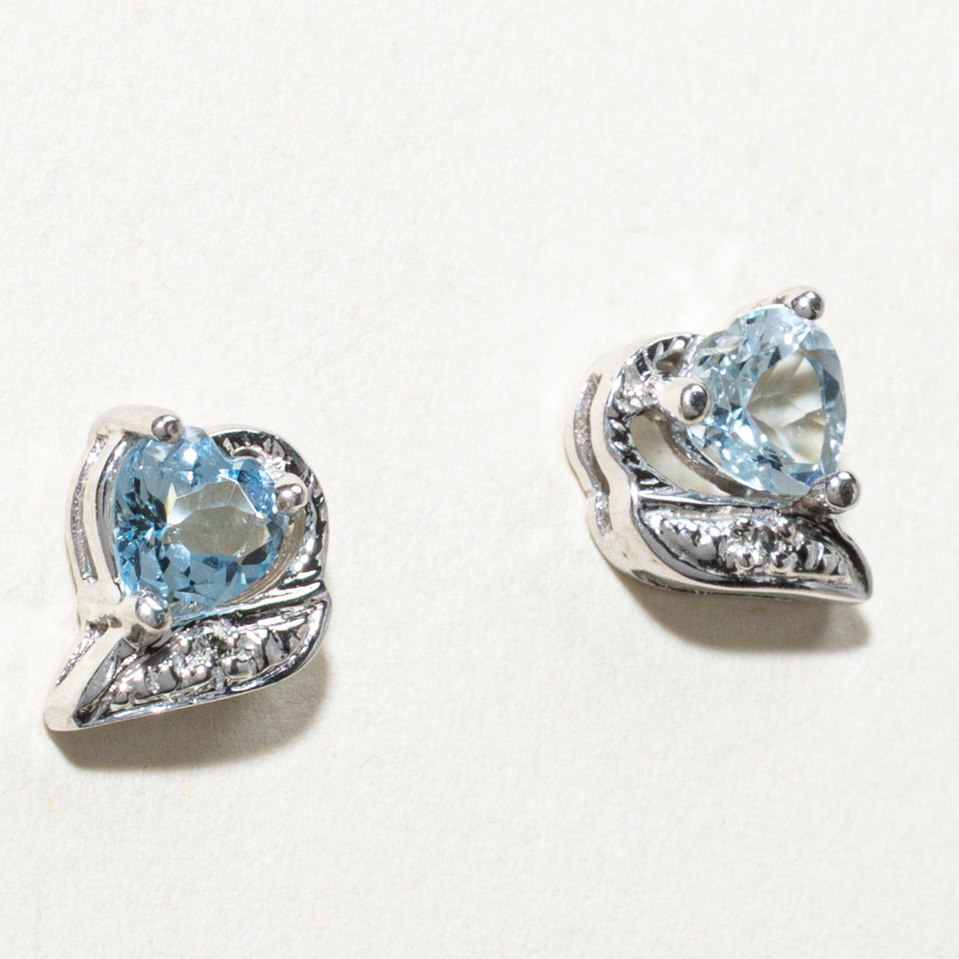 Boucles d'oreilles puces ornées d'aigue-marine et de diamants | 0,50 ct et 0,01 ct