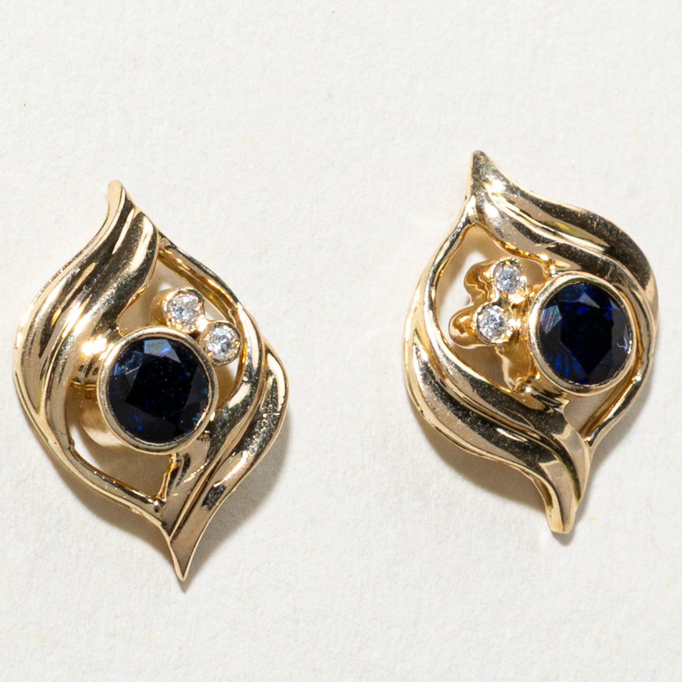 Sapphire & Diamond Cluster Grooved Stud Earrings | 0.40ctw, 0.02ctw