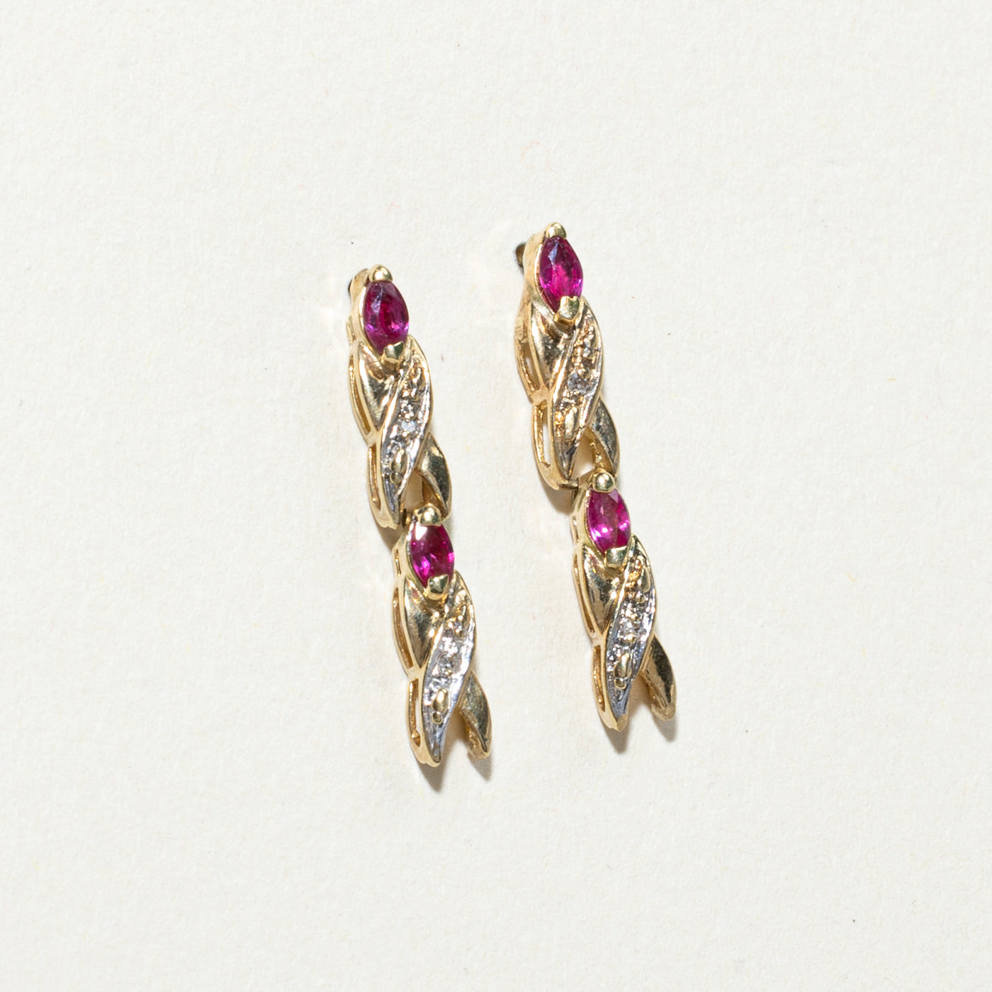 Boucles d'oreilles pendantes croisées rubis et diamants | 0,18 ct, 0,02 ct