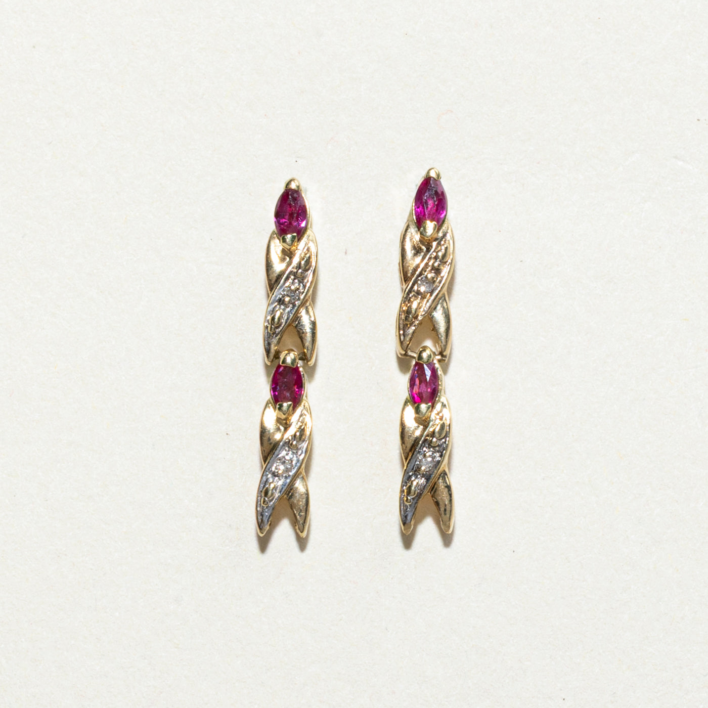 Boucles d'oreilles pendantes croisées rubis et diamants | 0,18 ct, 0,02 ct