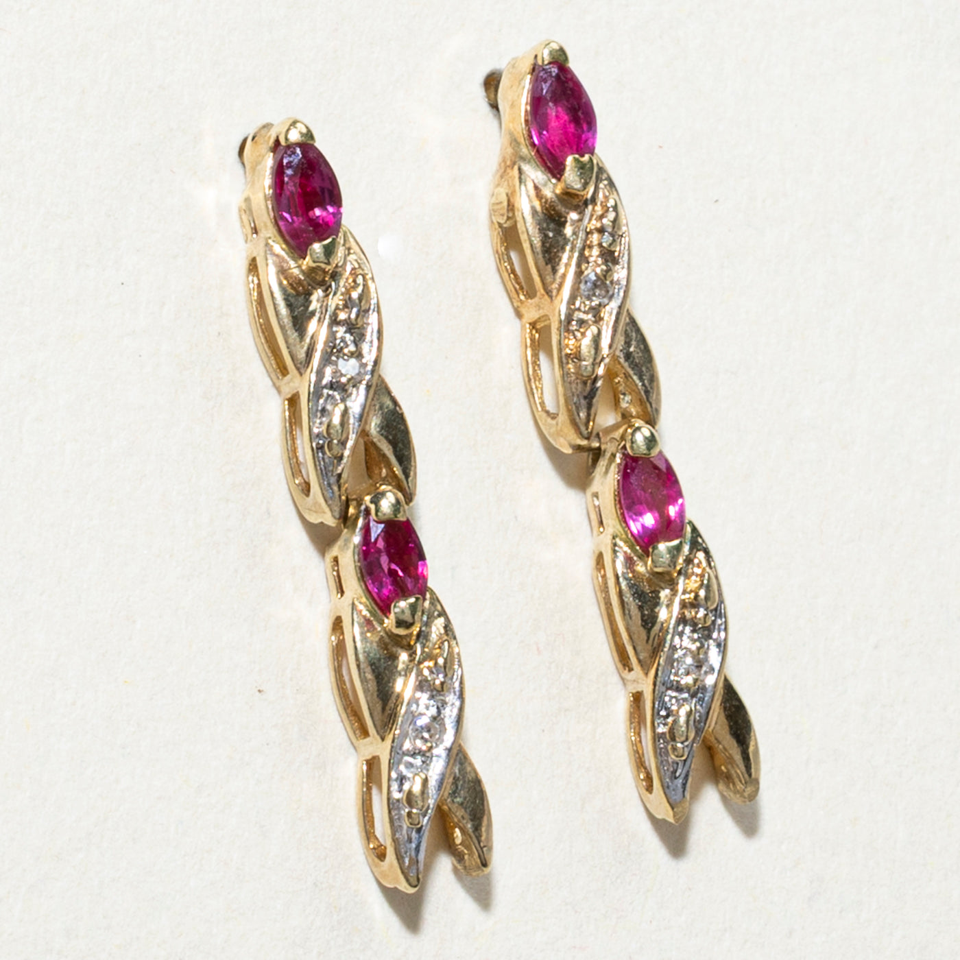 Boucles d'oreilles pendantes croisées rubis et diamants | 0,18 ct, 0,02 ct