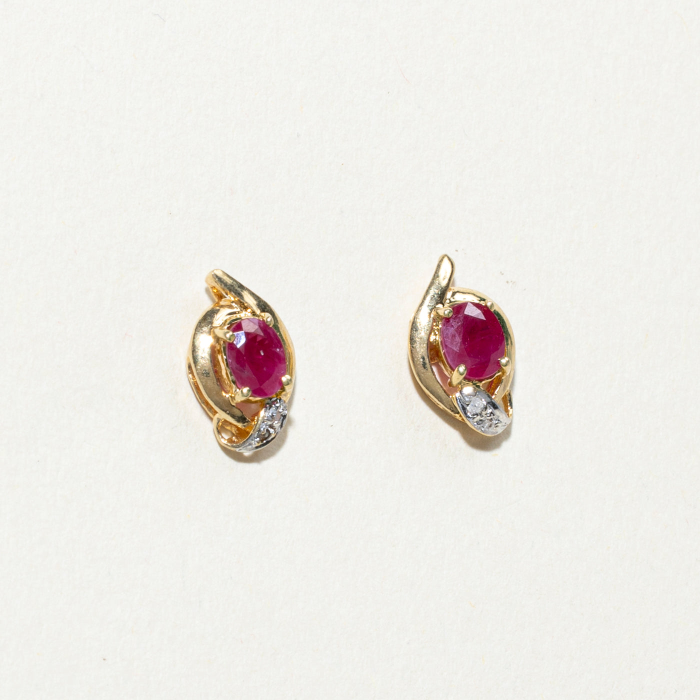 Boucles d'oreilles puces ornées de rubis et de diamants | 0,70 ct, 0,02 ct