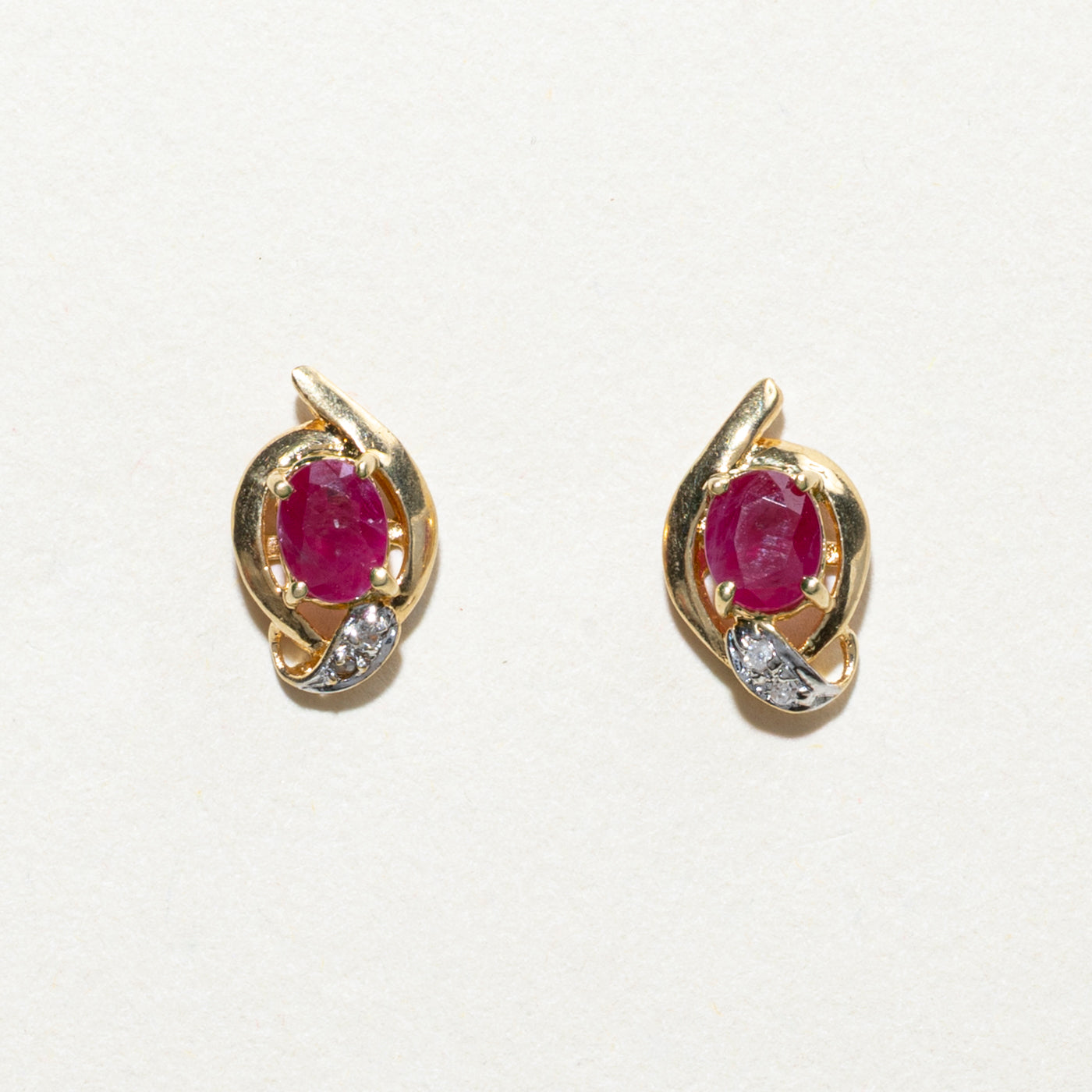 Boucles d'oreilles puces ornées de rubis et de diamants | 0,70 ct, 0,02 ct