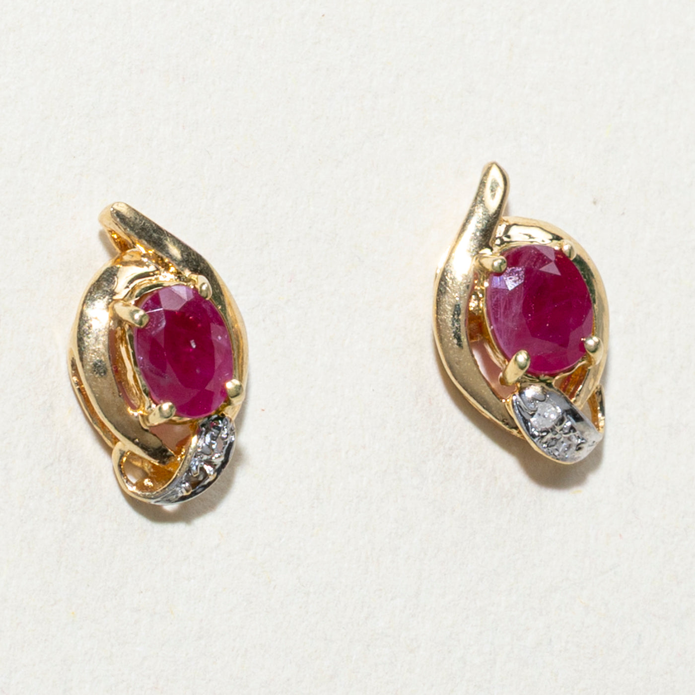 Boucles d'oreilles puces ornées de rubis et de diamants | 0,70 ct, 0,02 ct