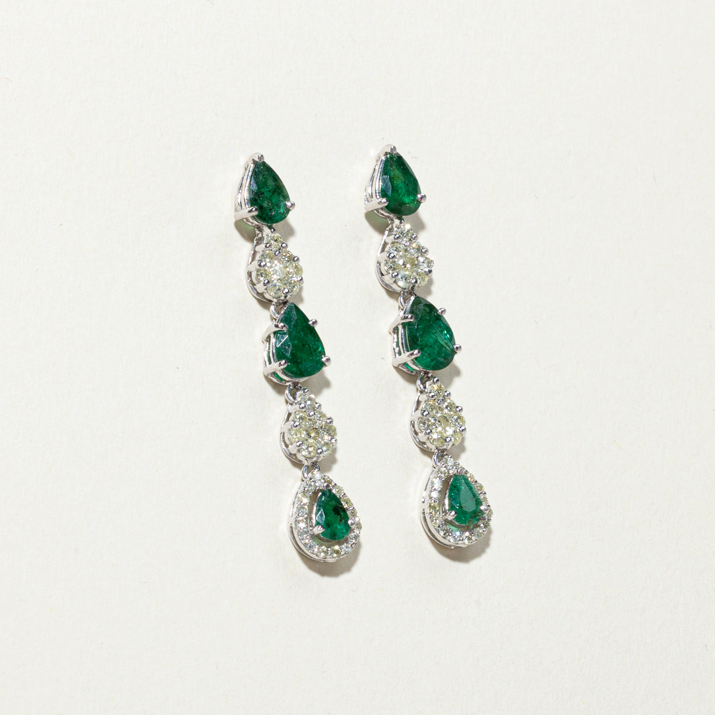 Boucles d'oreilles pendantes en émeraude taille poire et diamants | 2,50 ct, 1,16 ct