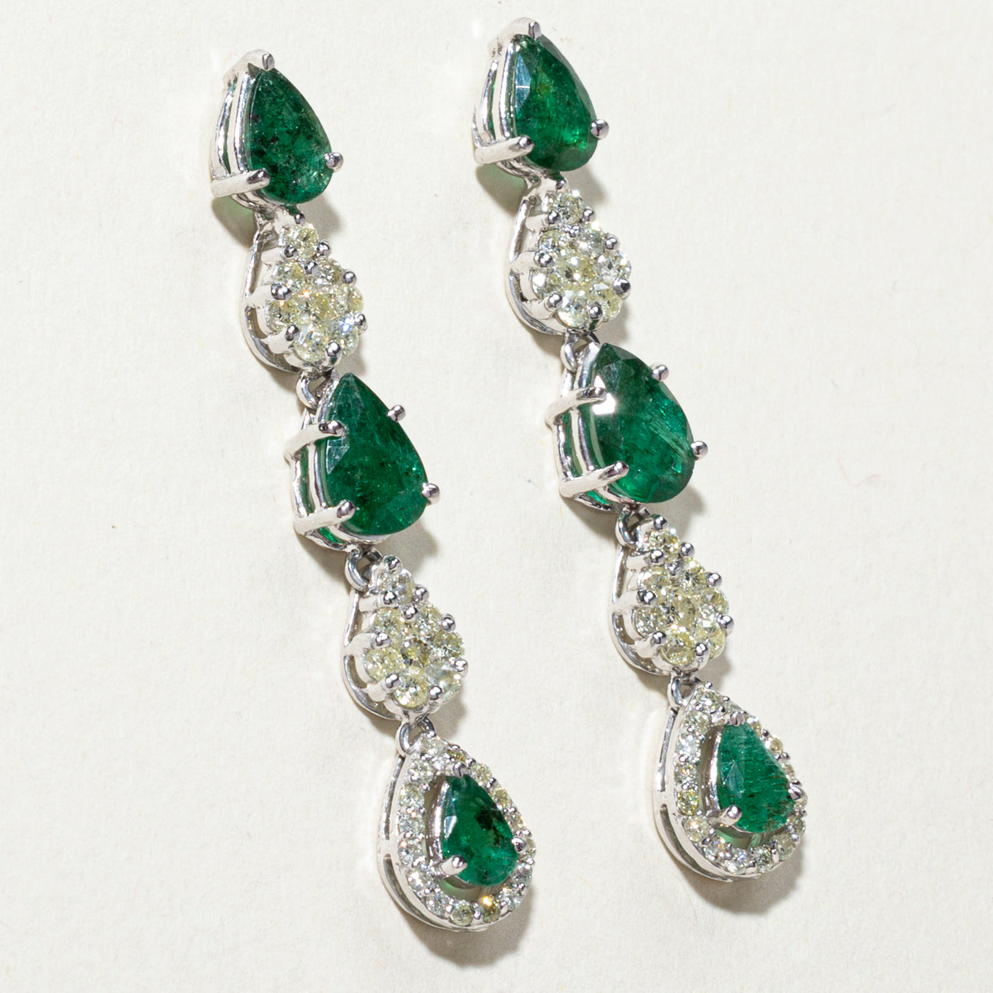 Boucles d'oreilles pendantes en émeraude taille poire et diamants | 2,50 ct, 1,16 ct