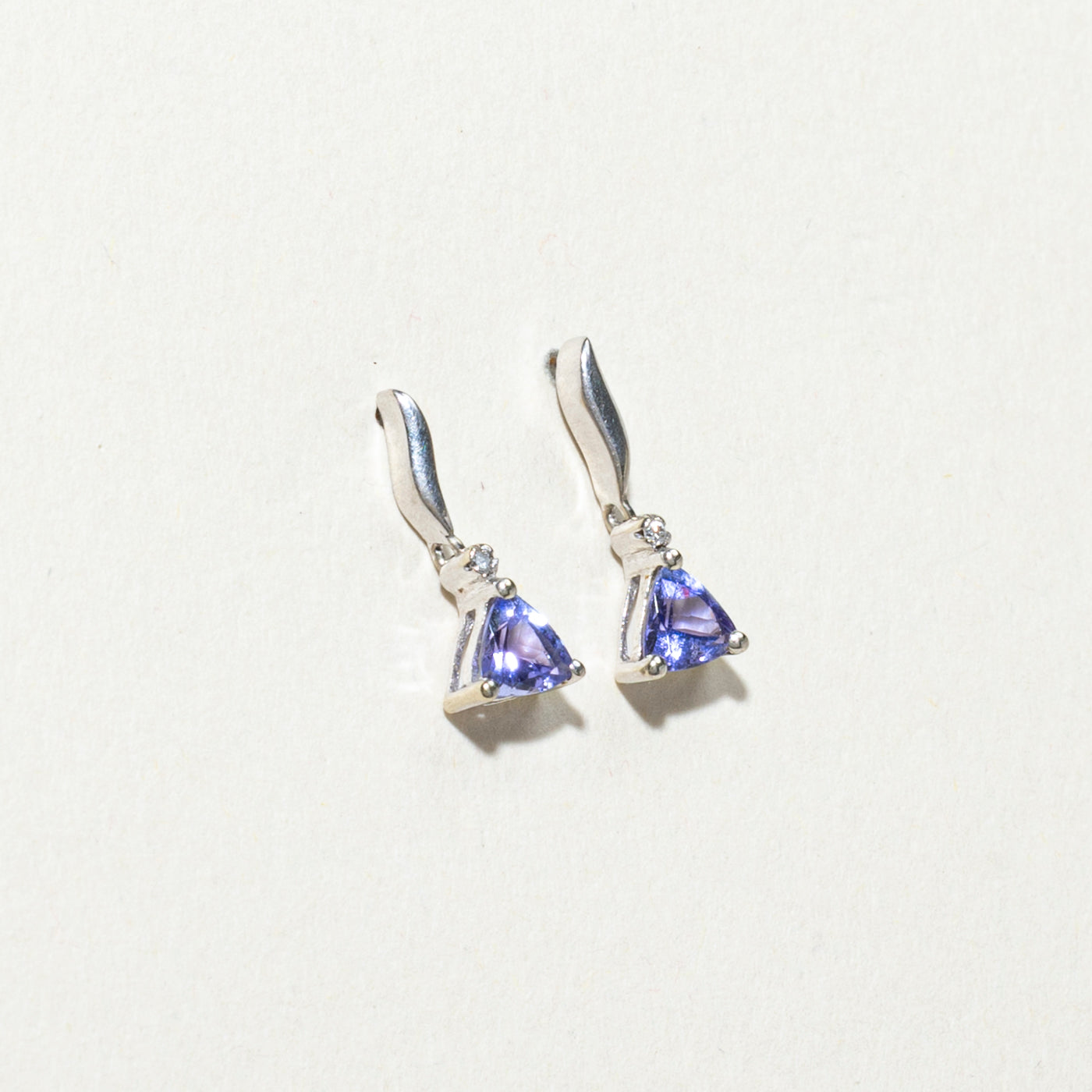 Boucles d'oreilles pendantes en tanzanite taille trillion et diamants | 0,50 ct, 0,01 ct