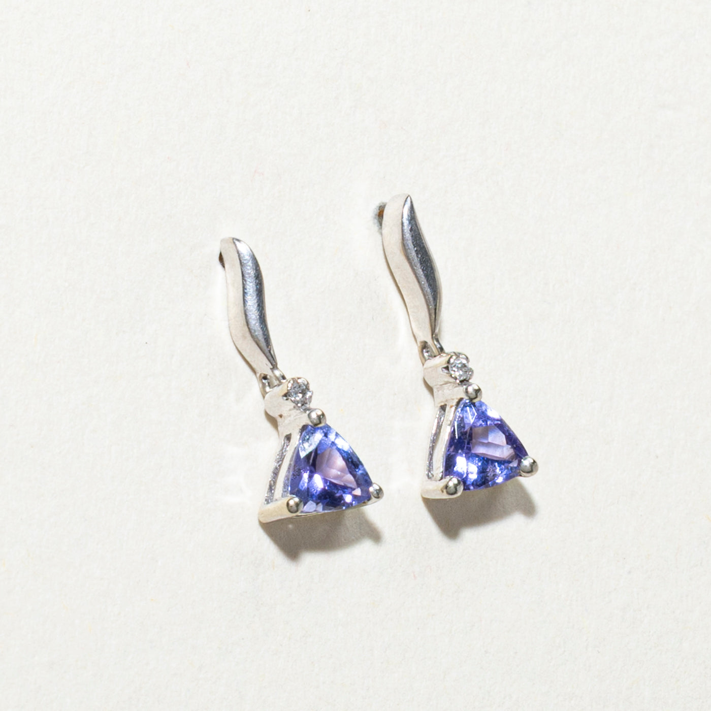 Boucles d'oreilles pendantes en tanzanite taille trillion et diamants | 0,50 ct, 0,01 ct