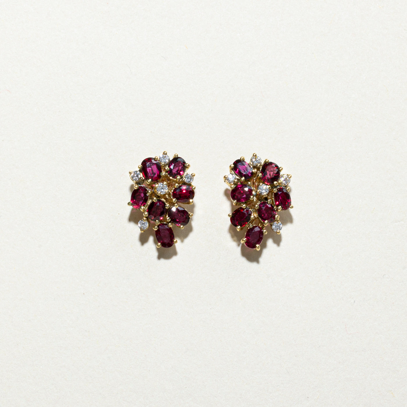Boucles d'oreilles puces en grenat et diamants, motif floral | 2,38 ct, 0,15 ct