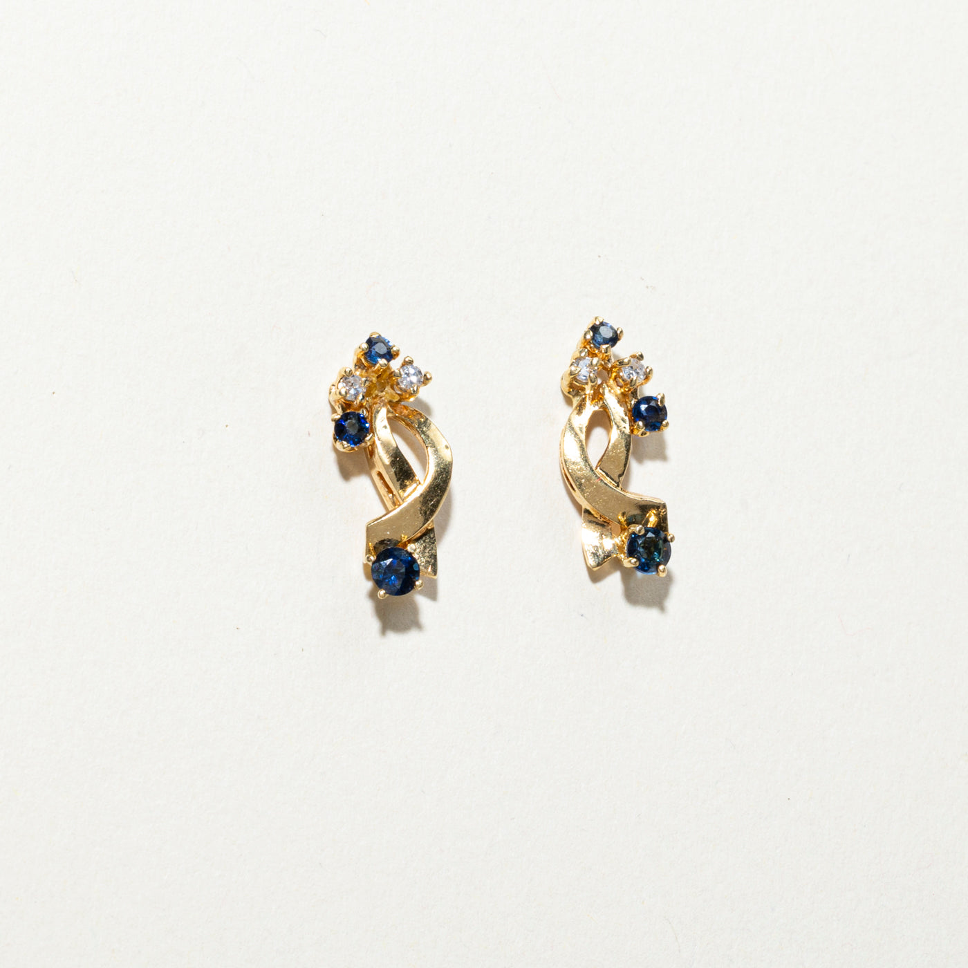 Boucles d'oreilles puces torsadées en saphirs et diamants dispersés | 0,40 ct, 0,04 ct