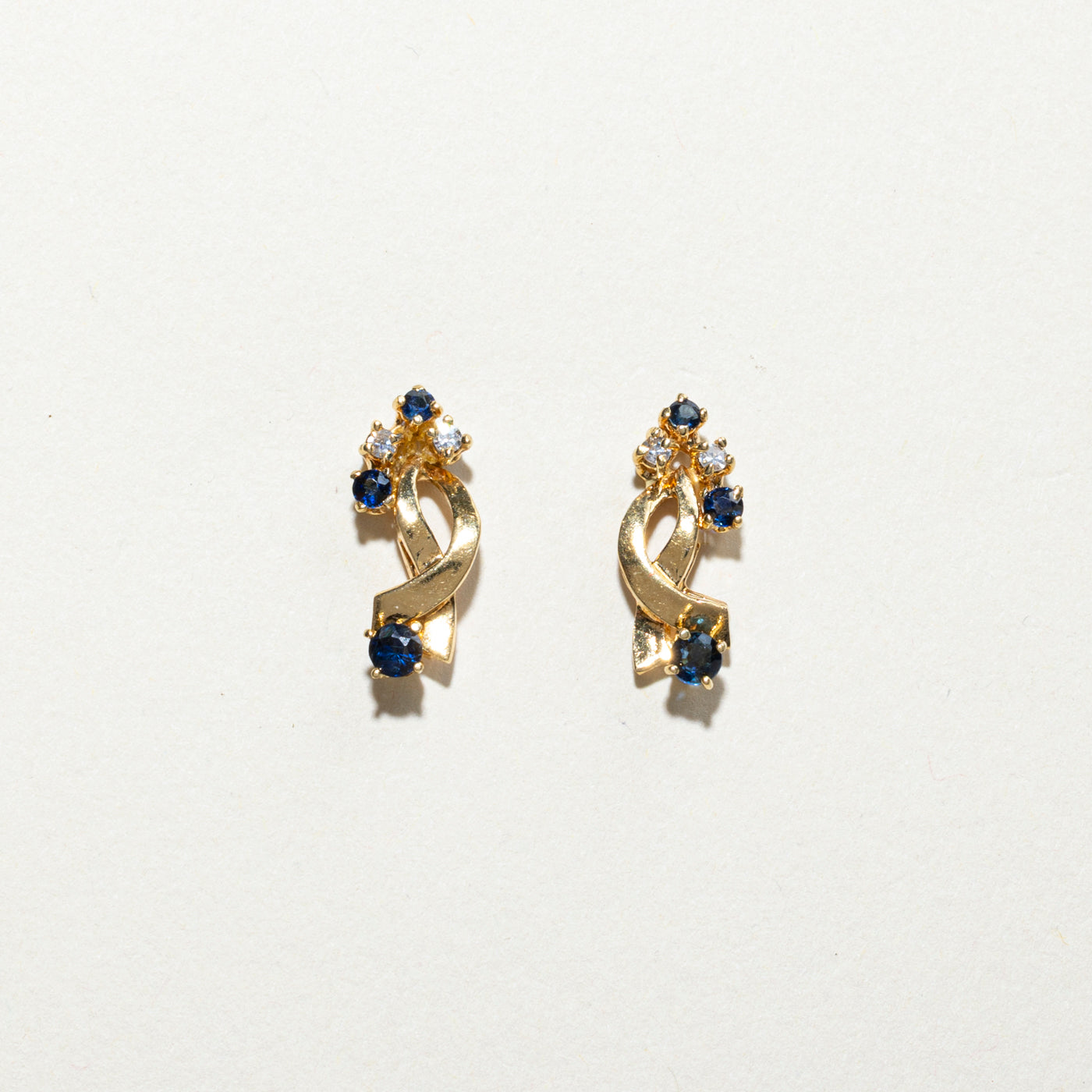 Boucles d'oreilles puces torsadées en saphirs et diamants dispersés | 0,40 ct, 0,04 ct