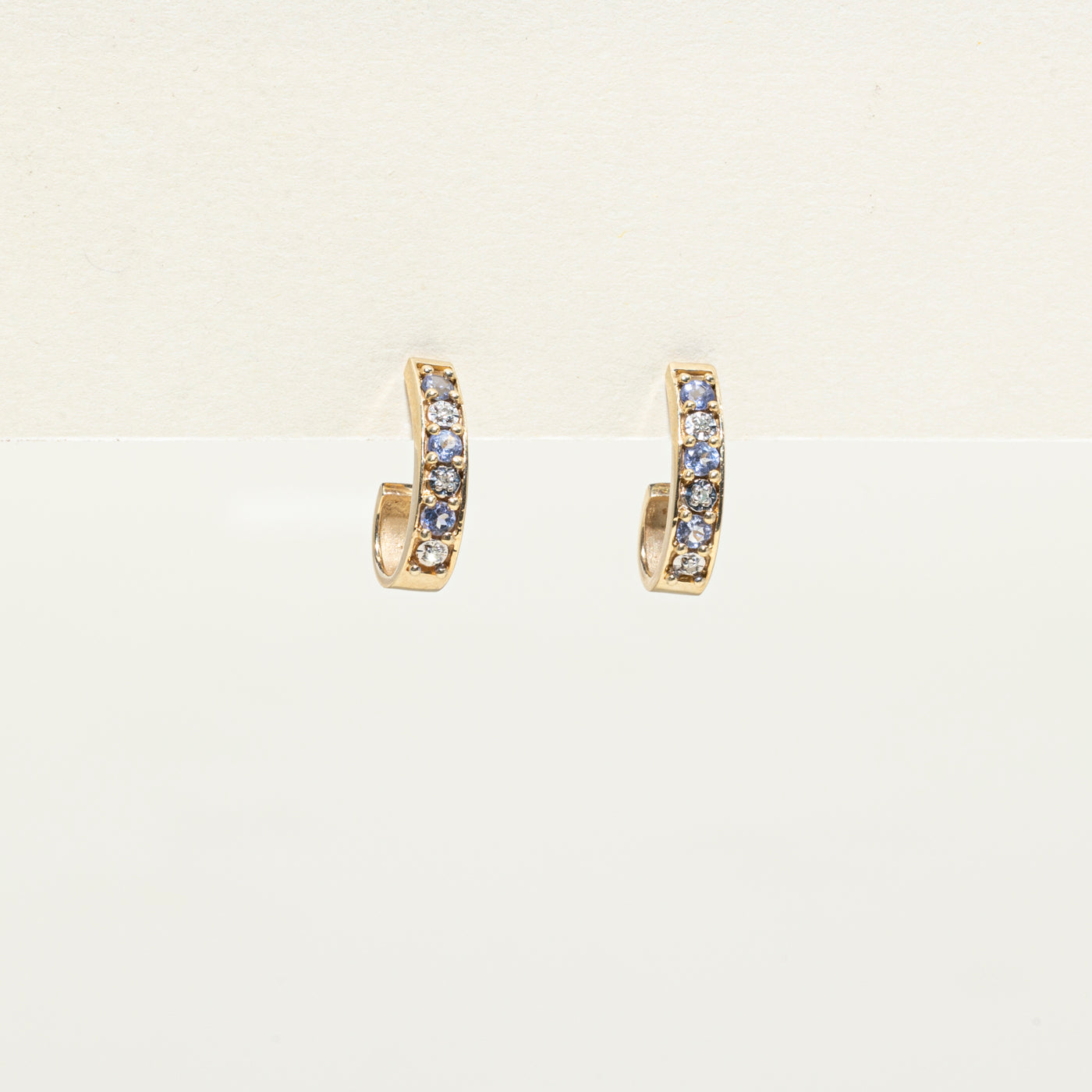 Boucles d'oreilles demi-huggie en tanzanite et diamants | 0,23 ct, 0,03 ct