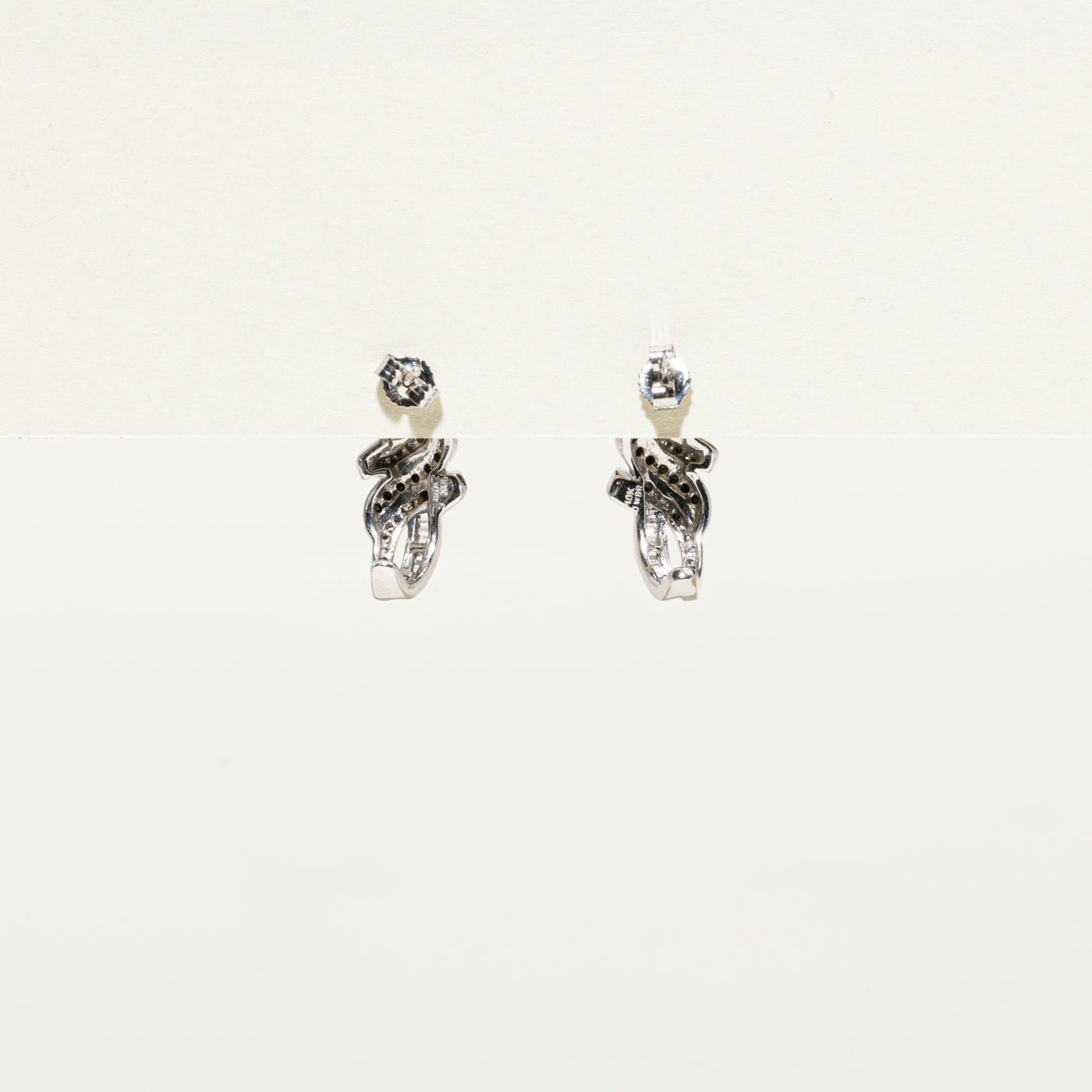Boucles d'oreilles demi-croix en diamants noirs et blancs | 0,50 ct