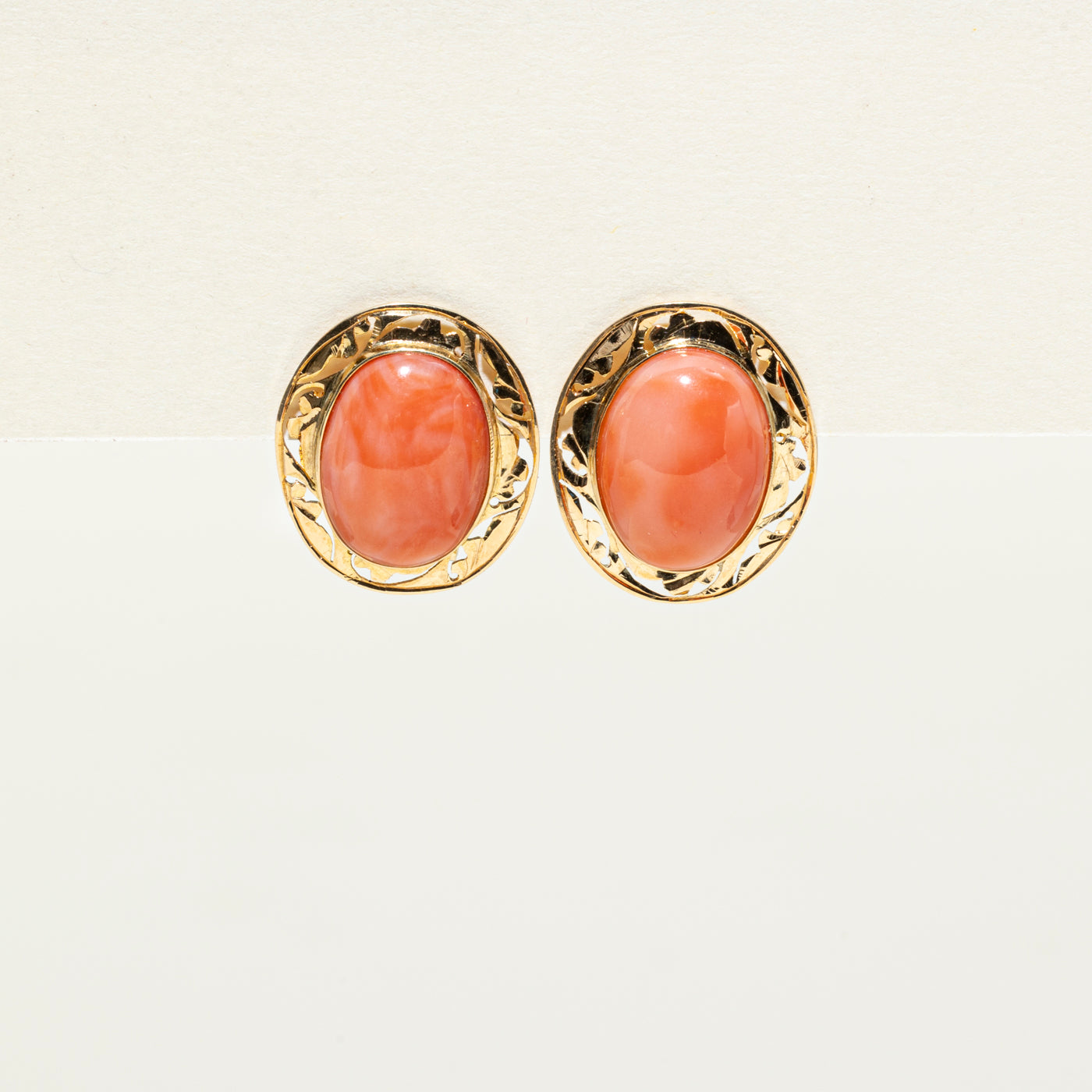 Boucles d'oreilles puces en corail texturé cabochon ovale | 11,40 ct