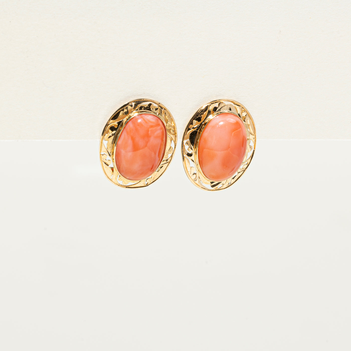 Boucles d'oreilles puces en corail texturé cabochon ovale | 11,40 ct