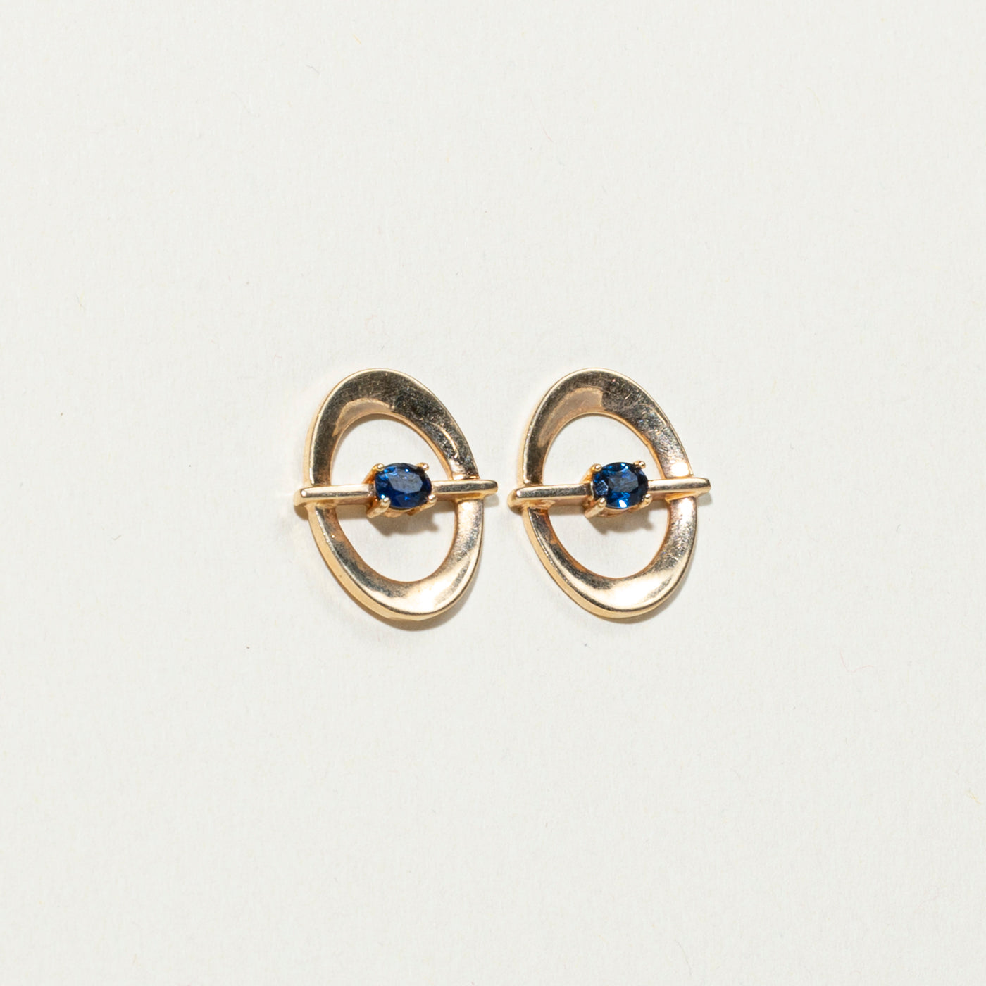 Boucles d'oreilles puces géométriques en saphir | 0,40 ct