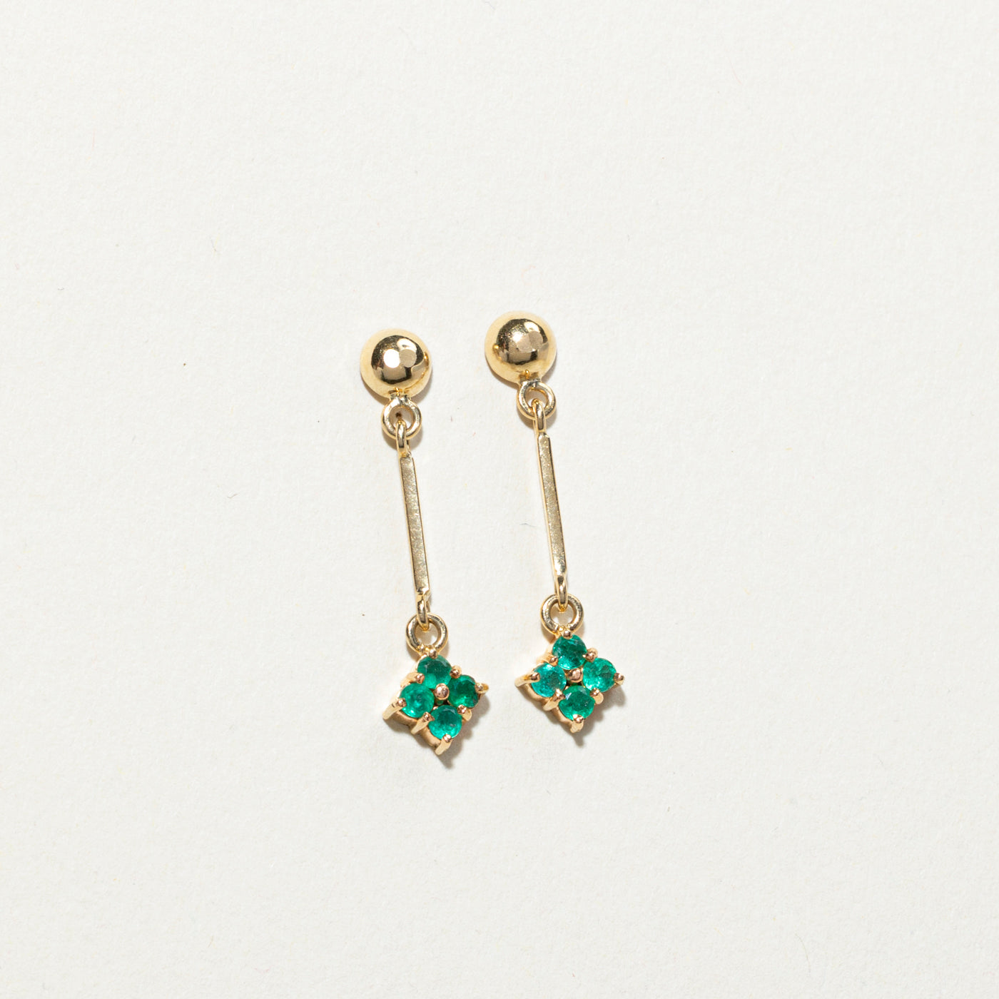 Boucles d'oreilles pendantes en grappe d'émeraude