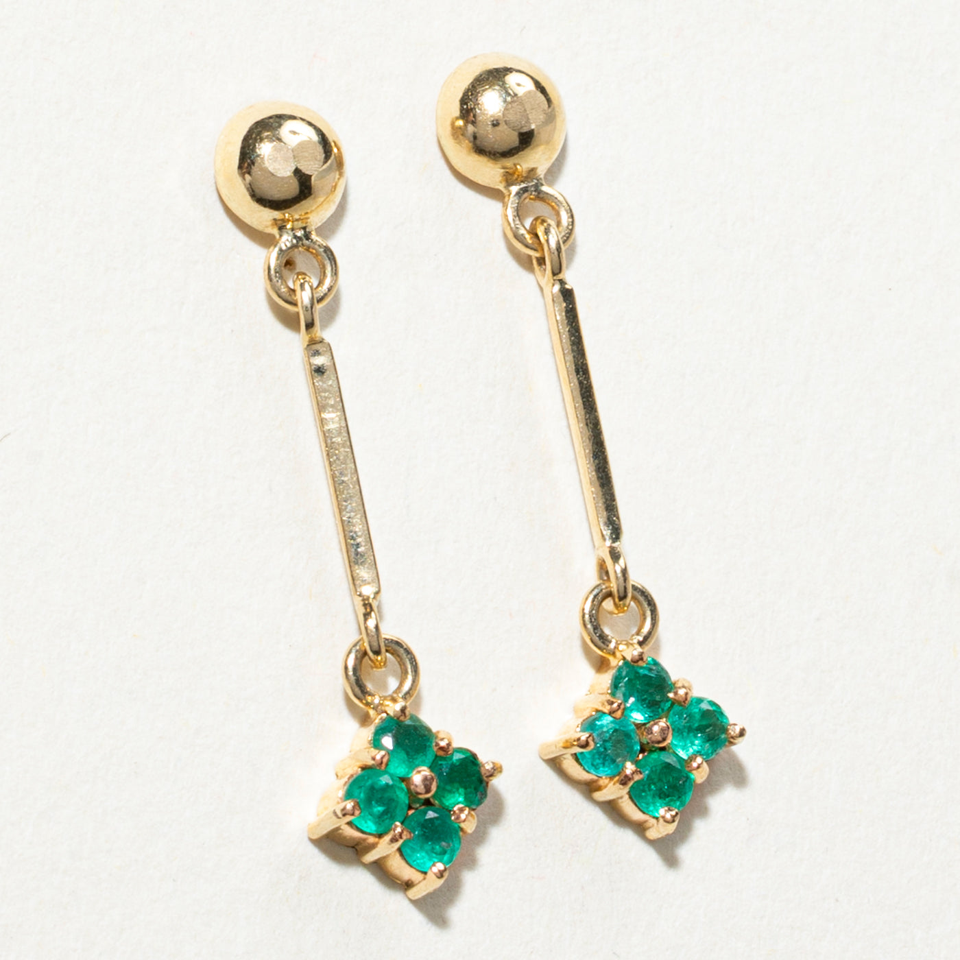 Boucles d'oreilles pendantes en grappe d'émeraude