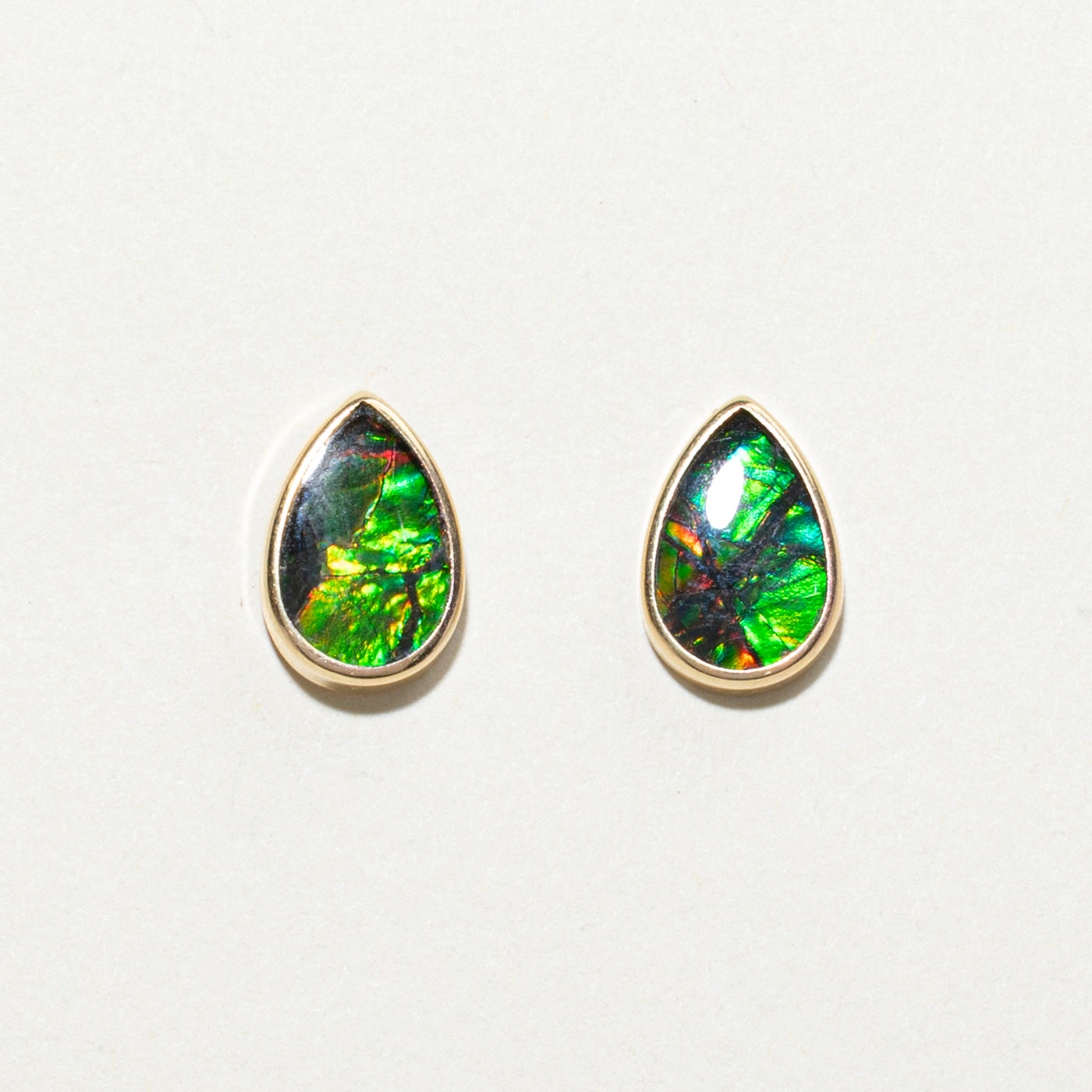 Boucles d'oreilles puces en ammolite taille poire sertie clos | 1,20 ct