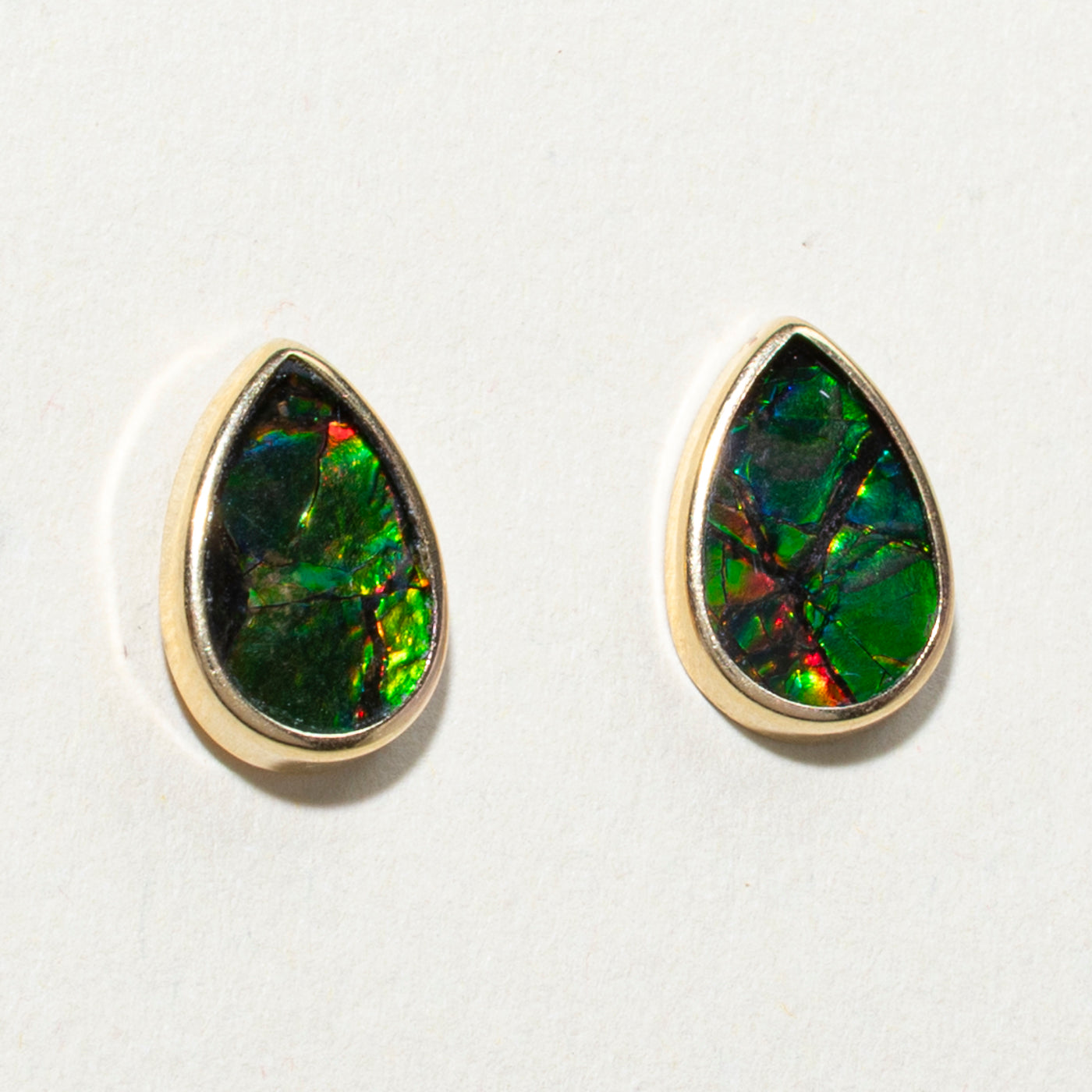 Boucles d'oreilles puces en ammolite taille poire sertie clos | 1,20 ct