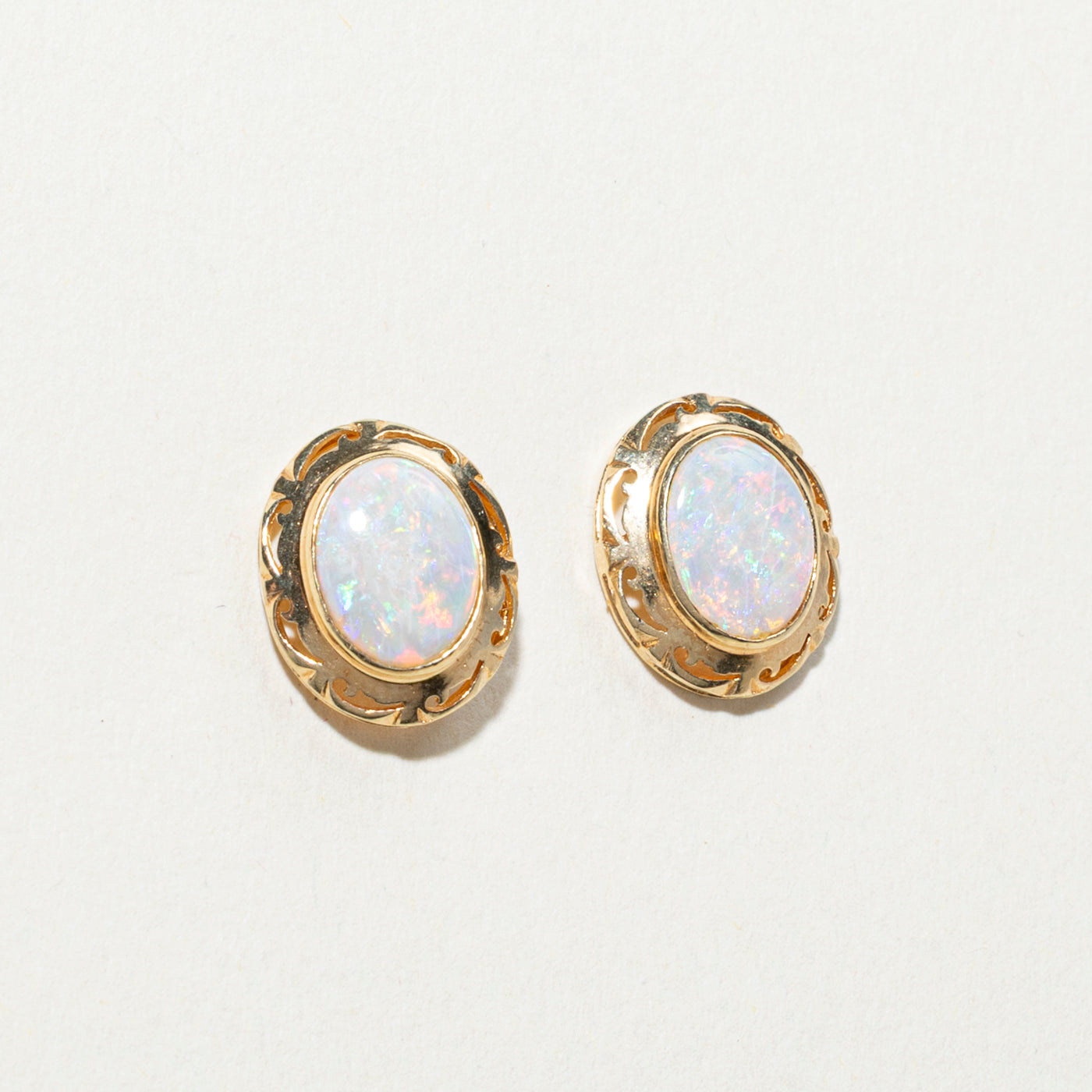 Boucles d'oreilles puces en opale ovale cabochon texturée | 1,40 ct