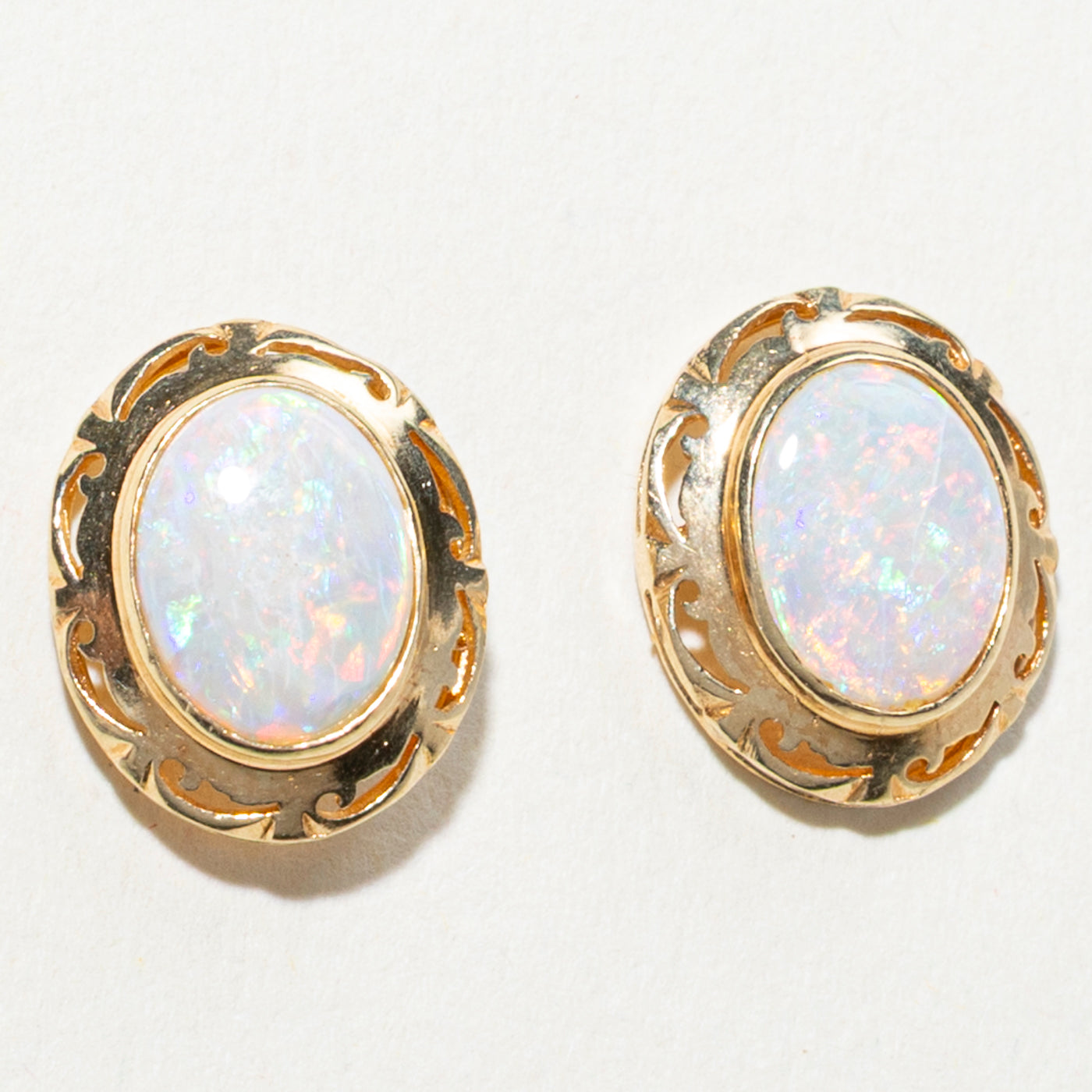 Boucles d'oreilles puces en opale ovale cabochon texturée | 1,40 ct