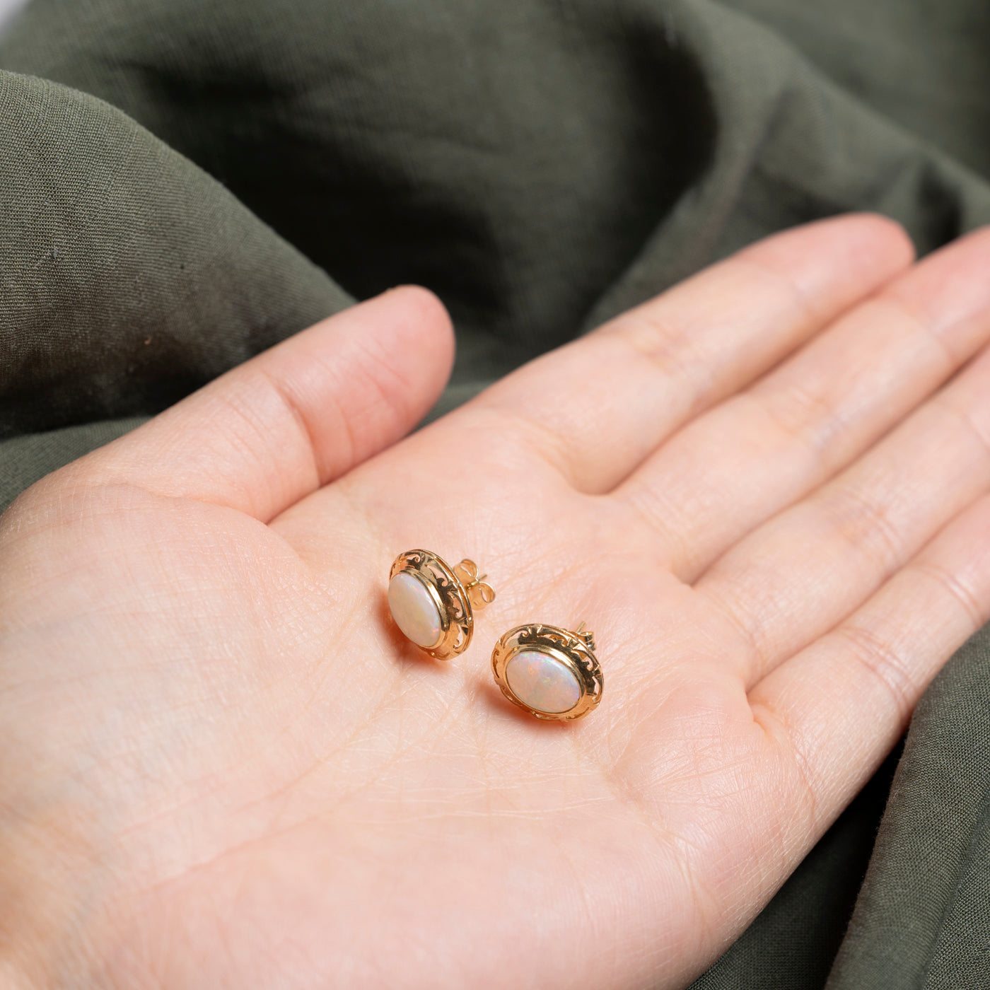 Boucles d'oreilles puces en opale ovale cabochon texturée | 1,40 ct