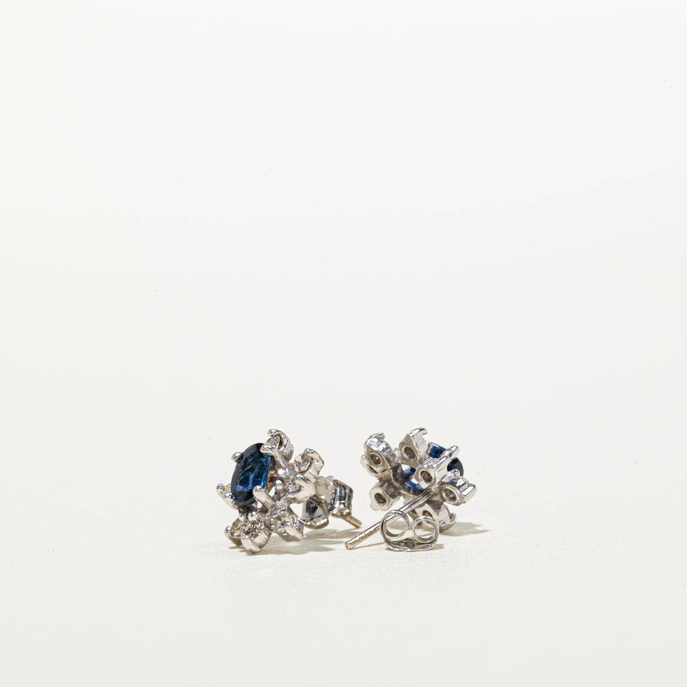 Boucles d'oreilles puces en saphir et diamants, serties d'un halo de pétales | 0,50 ct, 0,21 ct