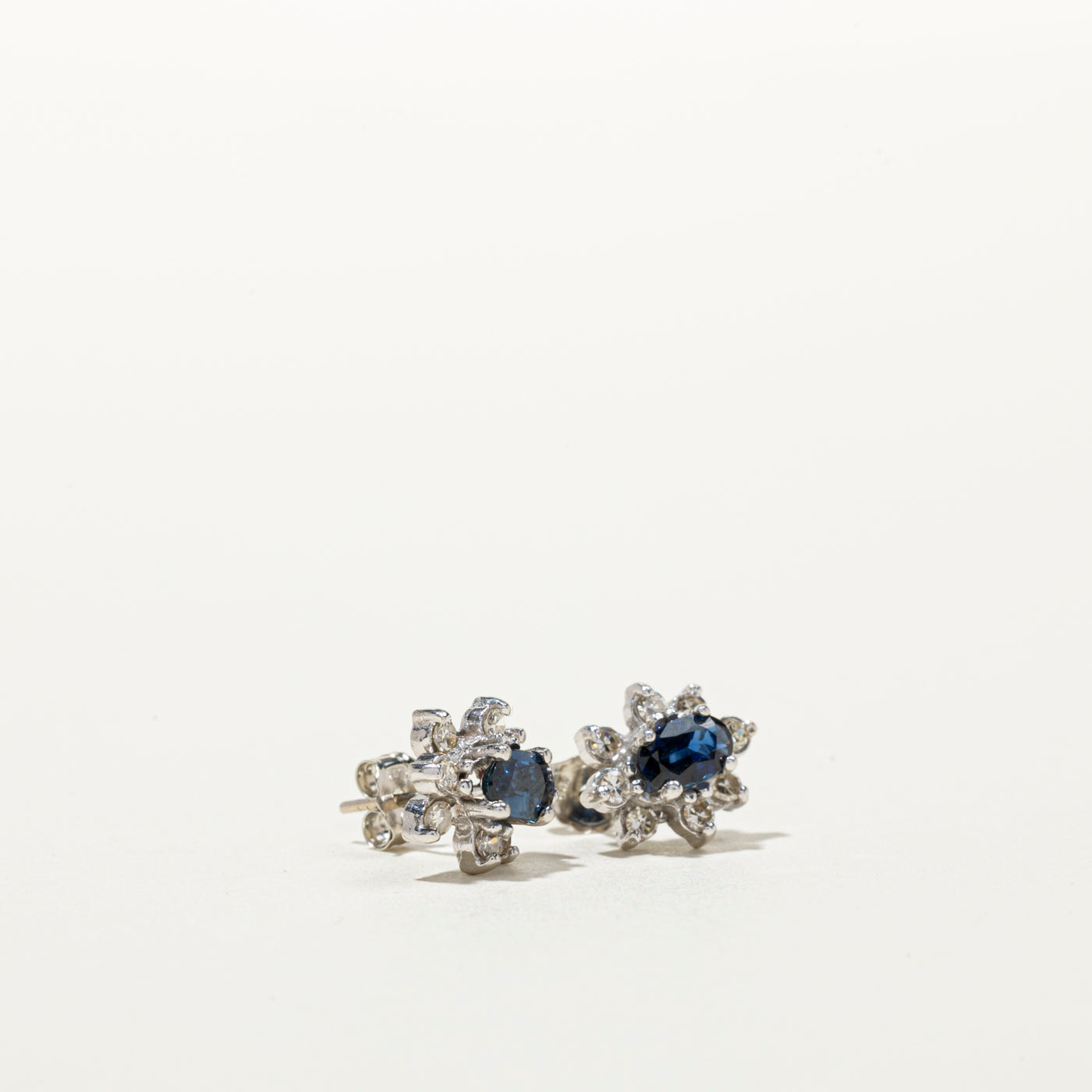 Boucles d'oreilles puces en saphir et diamants, serties d'un halo de pétales | 0,50 ct, 0,21 ct