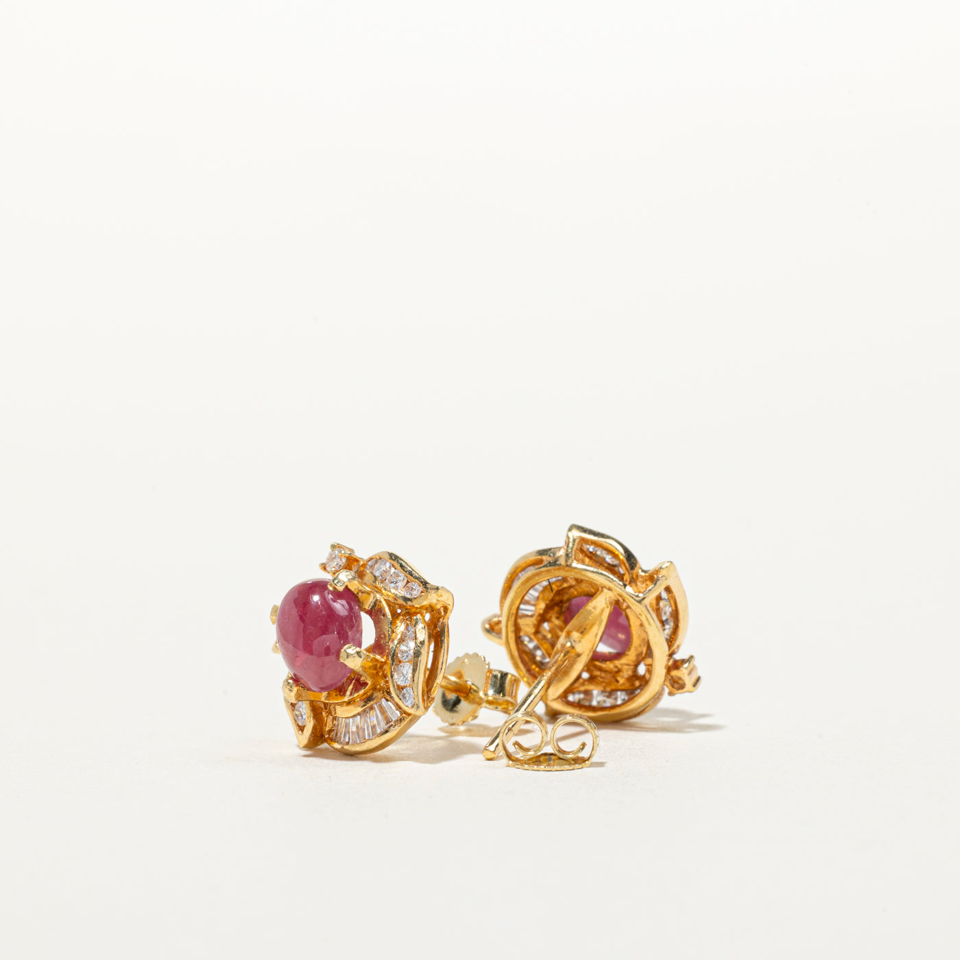 Boucles d'oreilles puces florales en rubis cabochon et diamants | 2,40 ct, 0,26 ct
