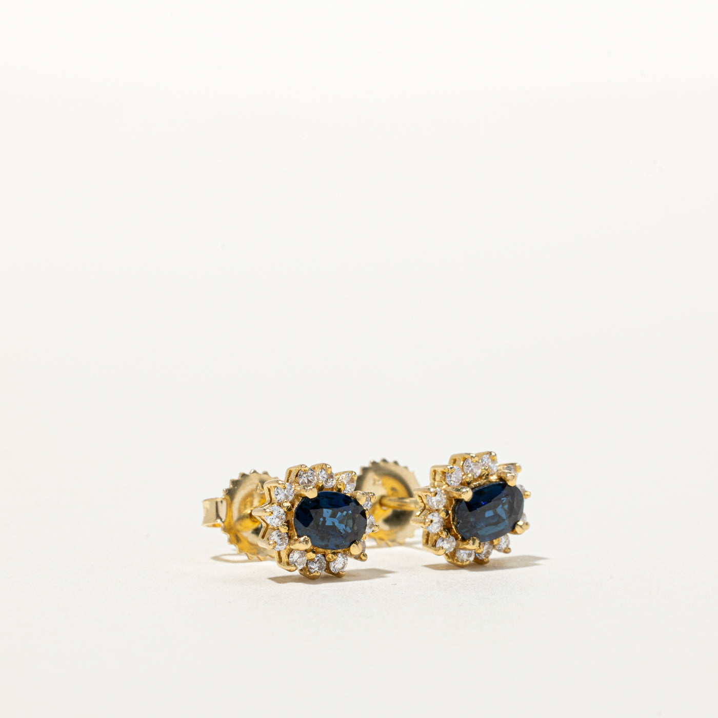 Boucles d'oreilles puces en saphir et diamants, serties d'un halo de pétales | 0,80 ct, 0,20 ct