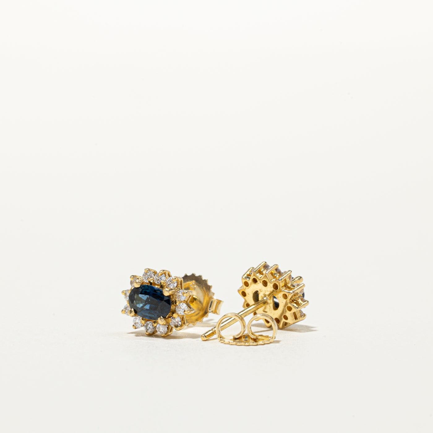 Boucles d'oreilles puces en saphir et diamants, serties d'un halo de pétales | 0,80 ct, 0,20 ct