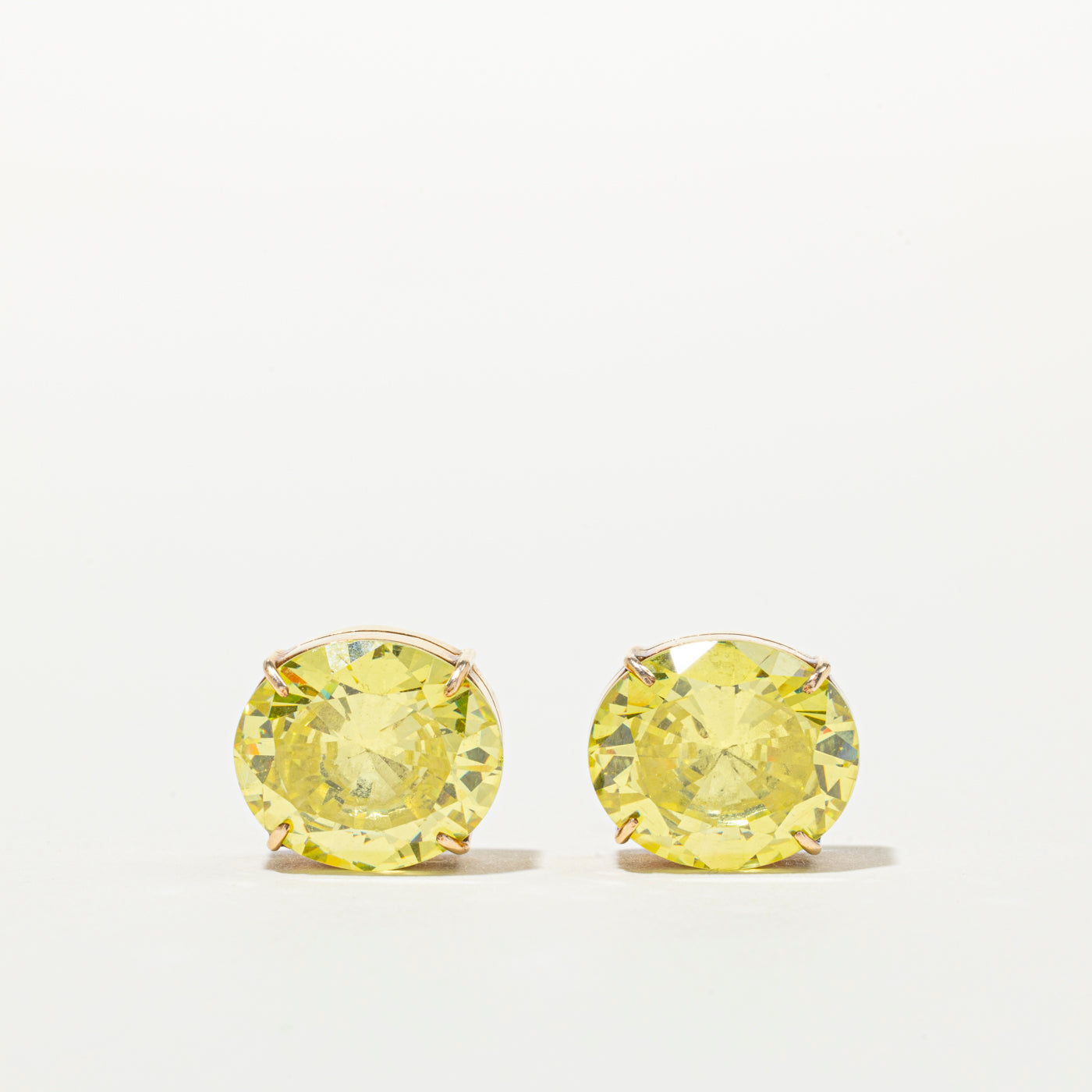 Boucles d'oreilles puces en spinelle synthétique taille ovale | 14,00 ct