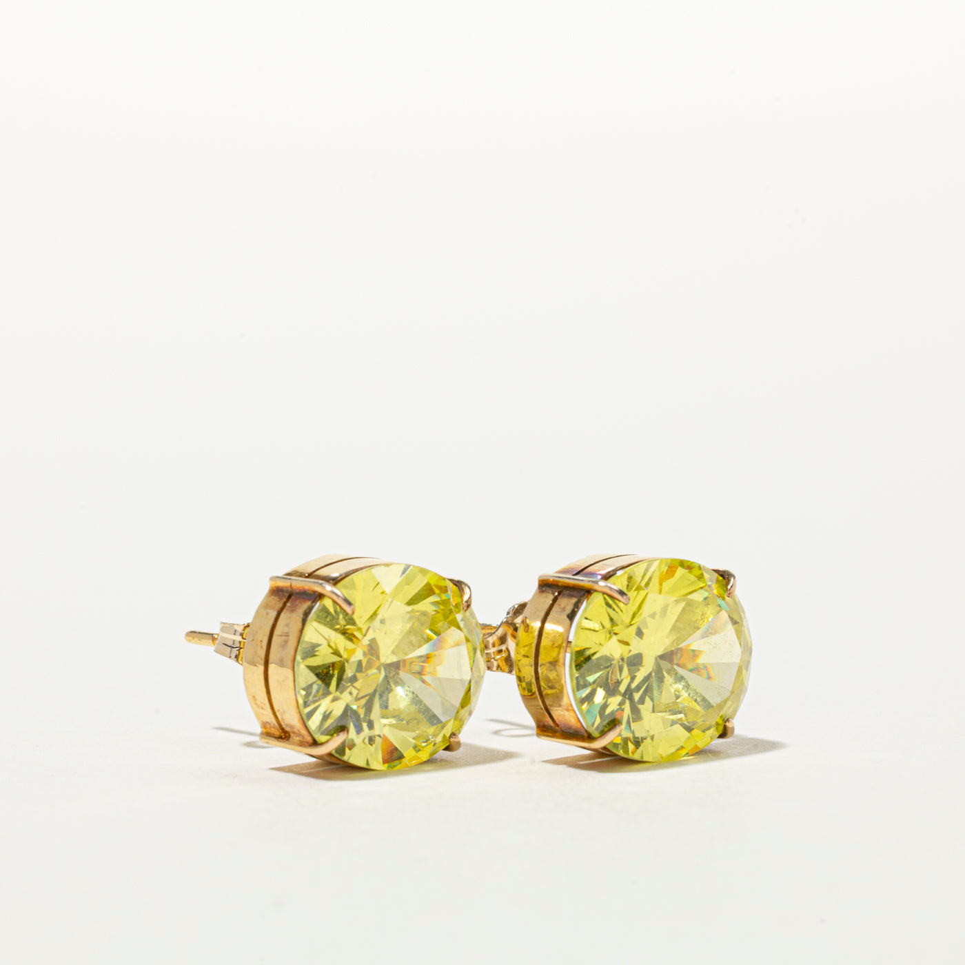 Boucles d'oreilles puces en spinelle synthétique taille ovale | 14,00 ct