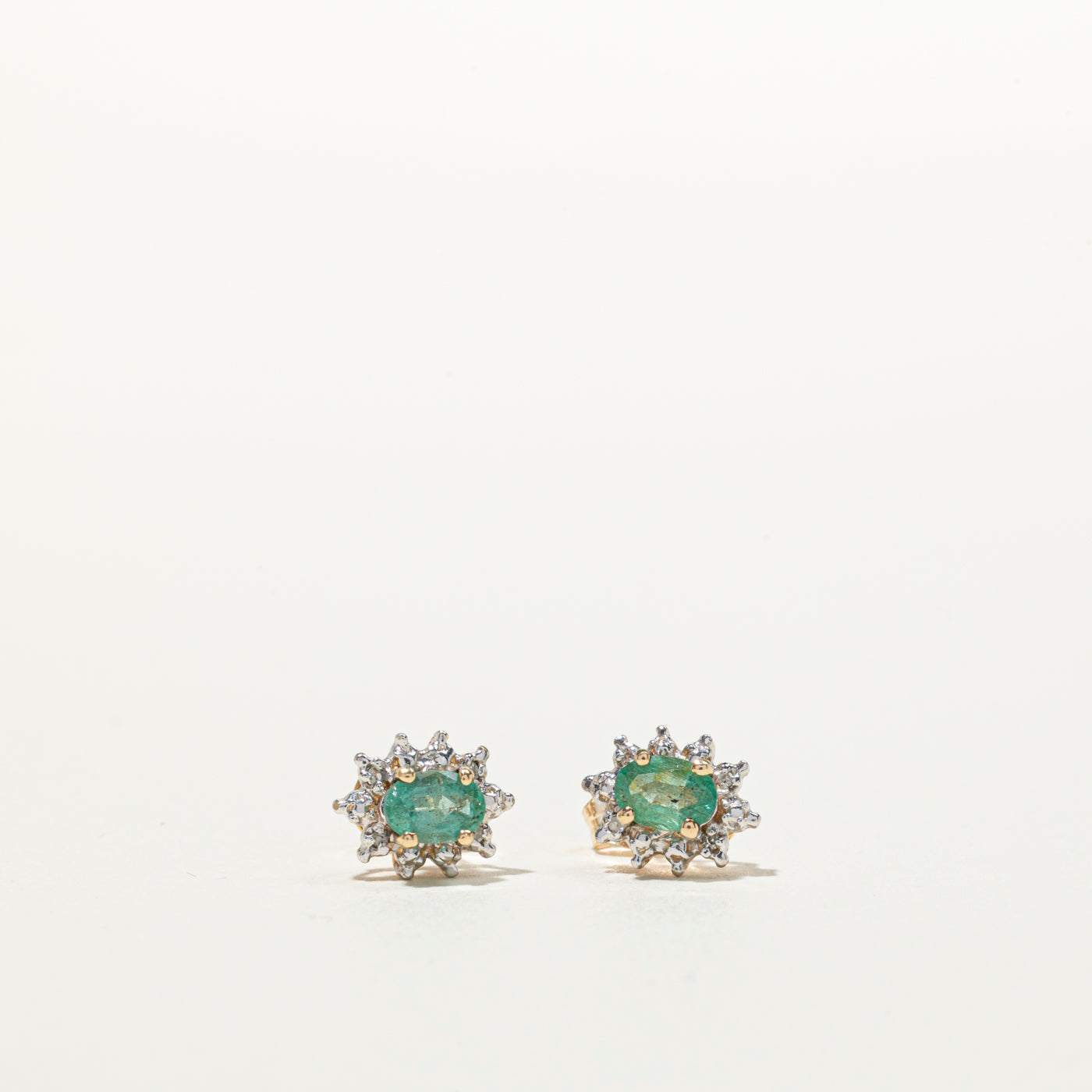 Boucles d'oreilles puces serties d'un halo de pétales d'émeraudes et de diamants | 0,40 ct, 0,04 ct