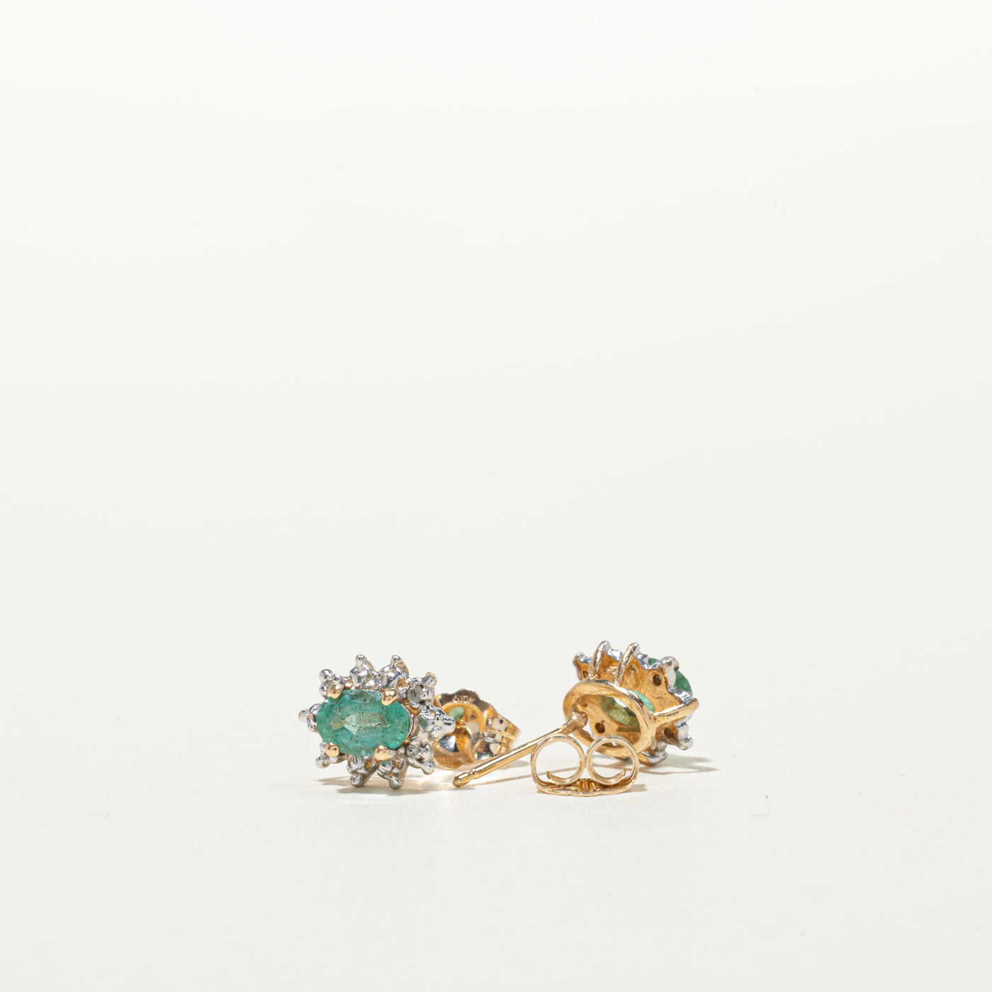 Boucles d'oreilles puces serties d'un halo de pétales d'émeraudes et de diamants | 0,40 ct, 0,04 ct