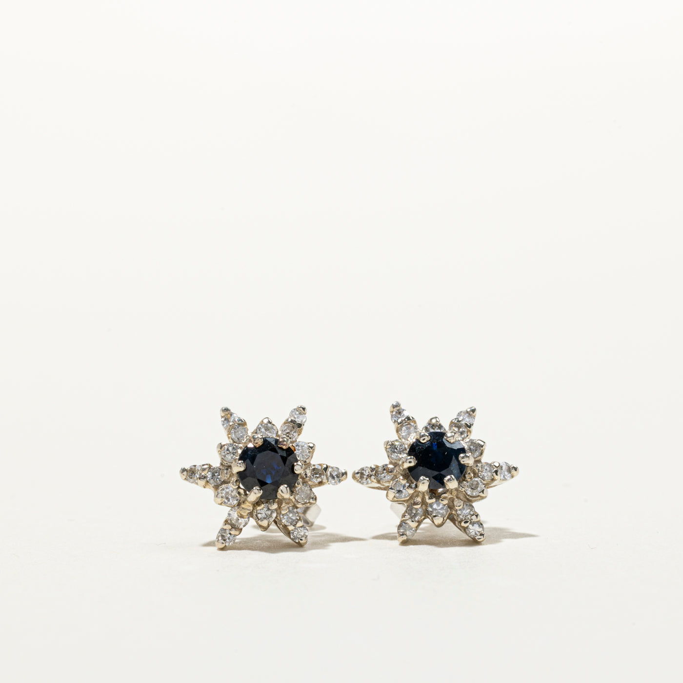 Boucles d'oreilles puces en forme de flocon de neige, saphirs et diamants | 0,50 ct, 0,26 ct