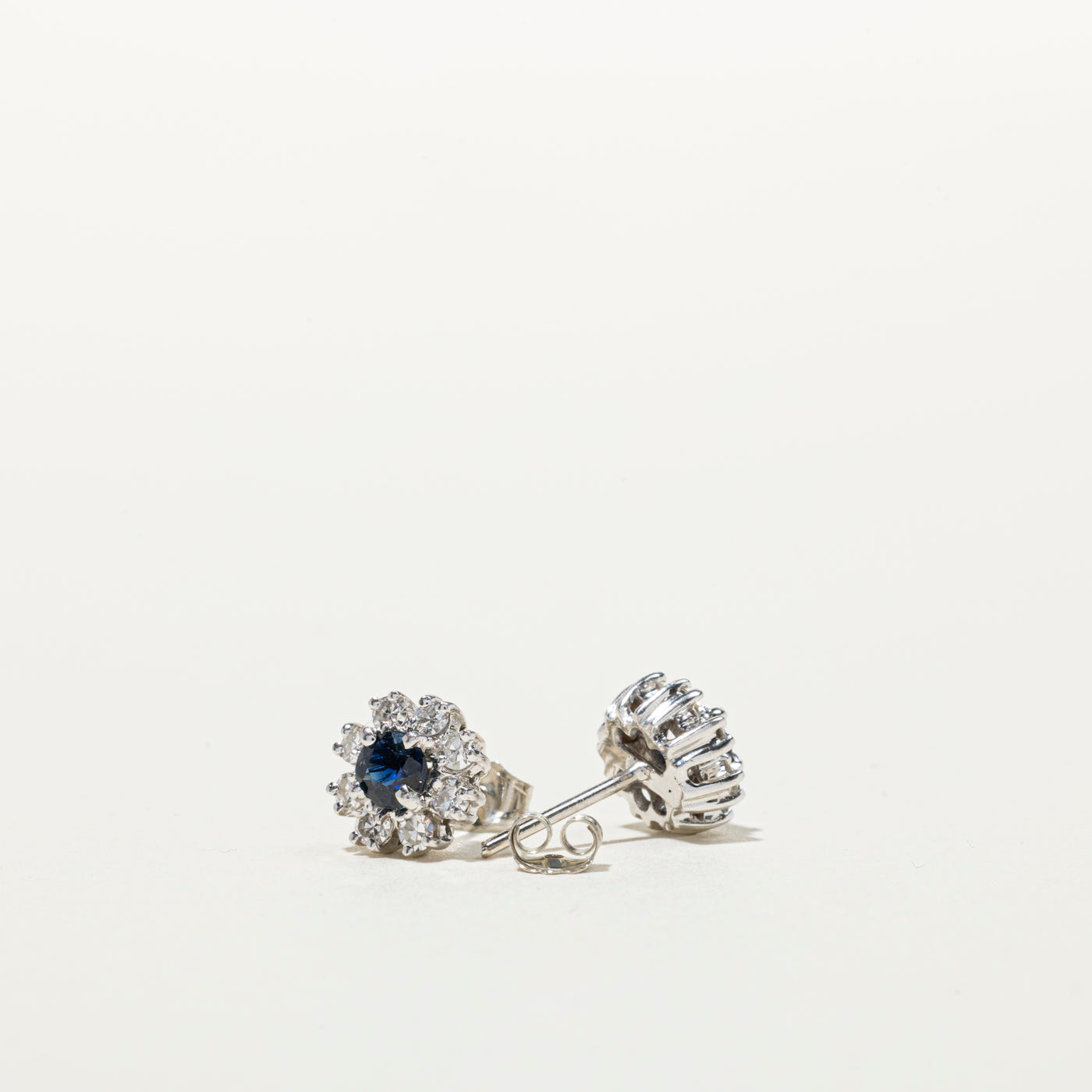 Boucles d'oreilles puces en forme de fleur serties de saphirs et de diamants (0,36 ct et 0,32 ct au total)
