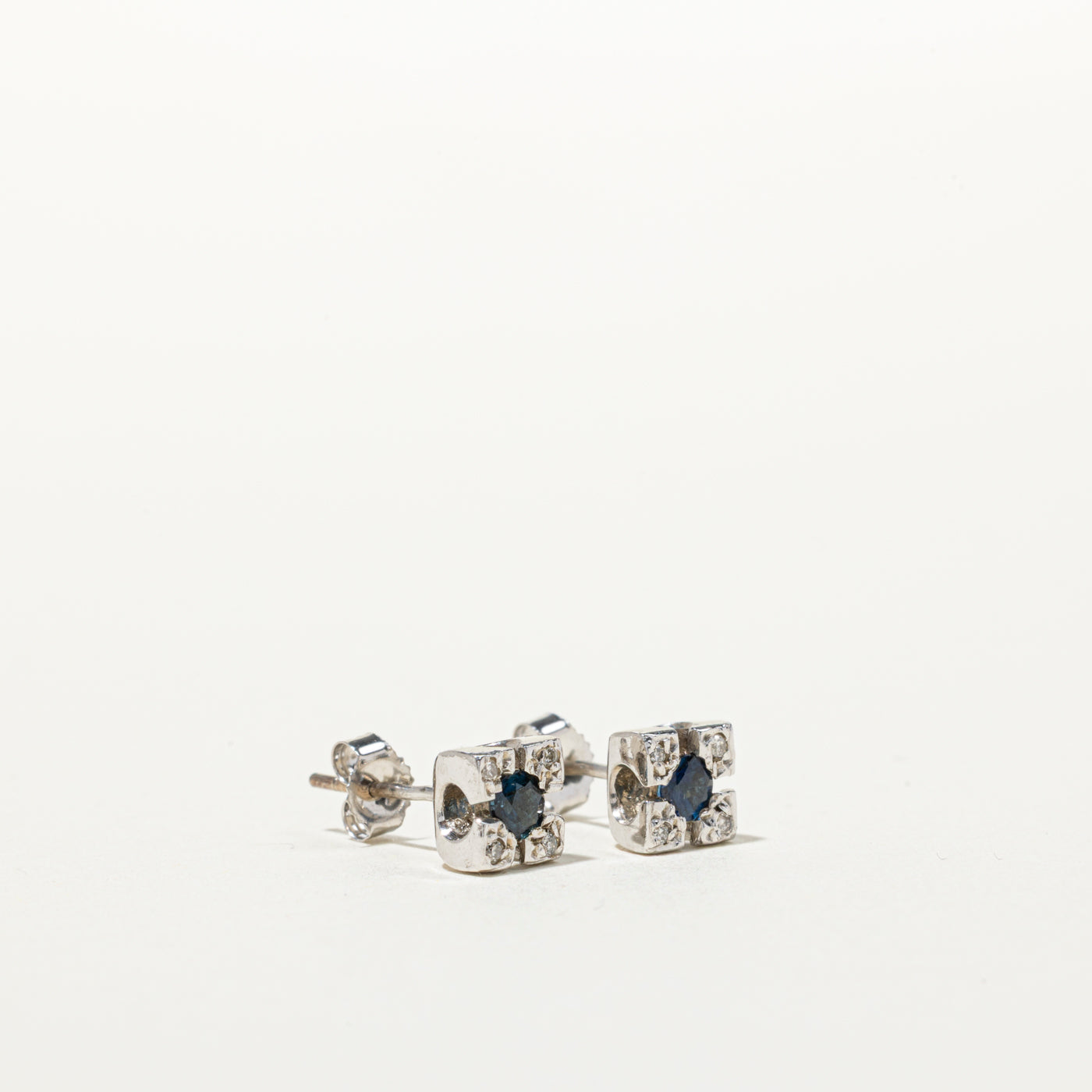 Boucles d'oreilles puces carrées en saphirs et diamants | 0,14 ct, 0,08 ct